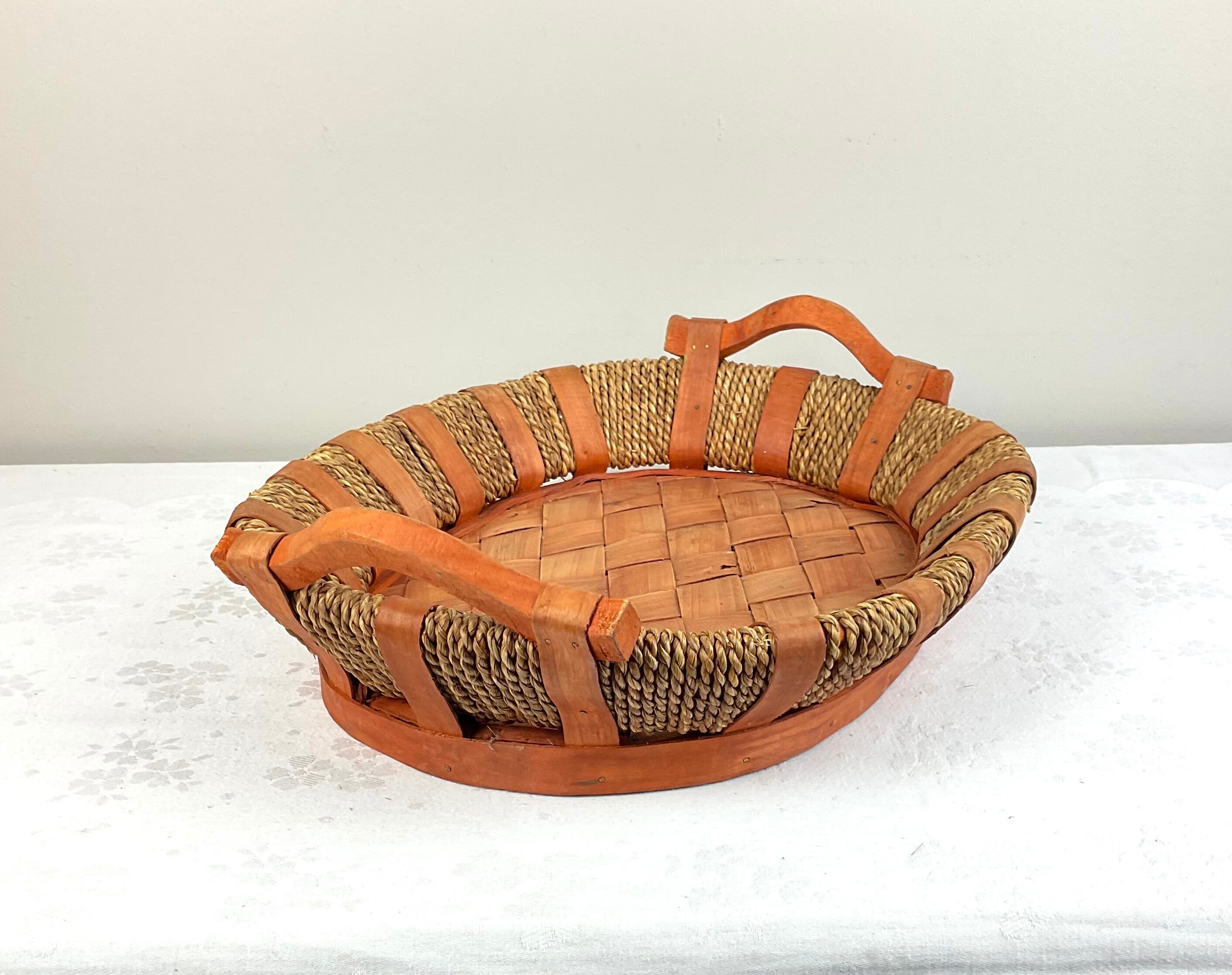 Tray in wood and wicker