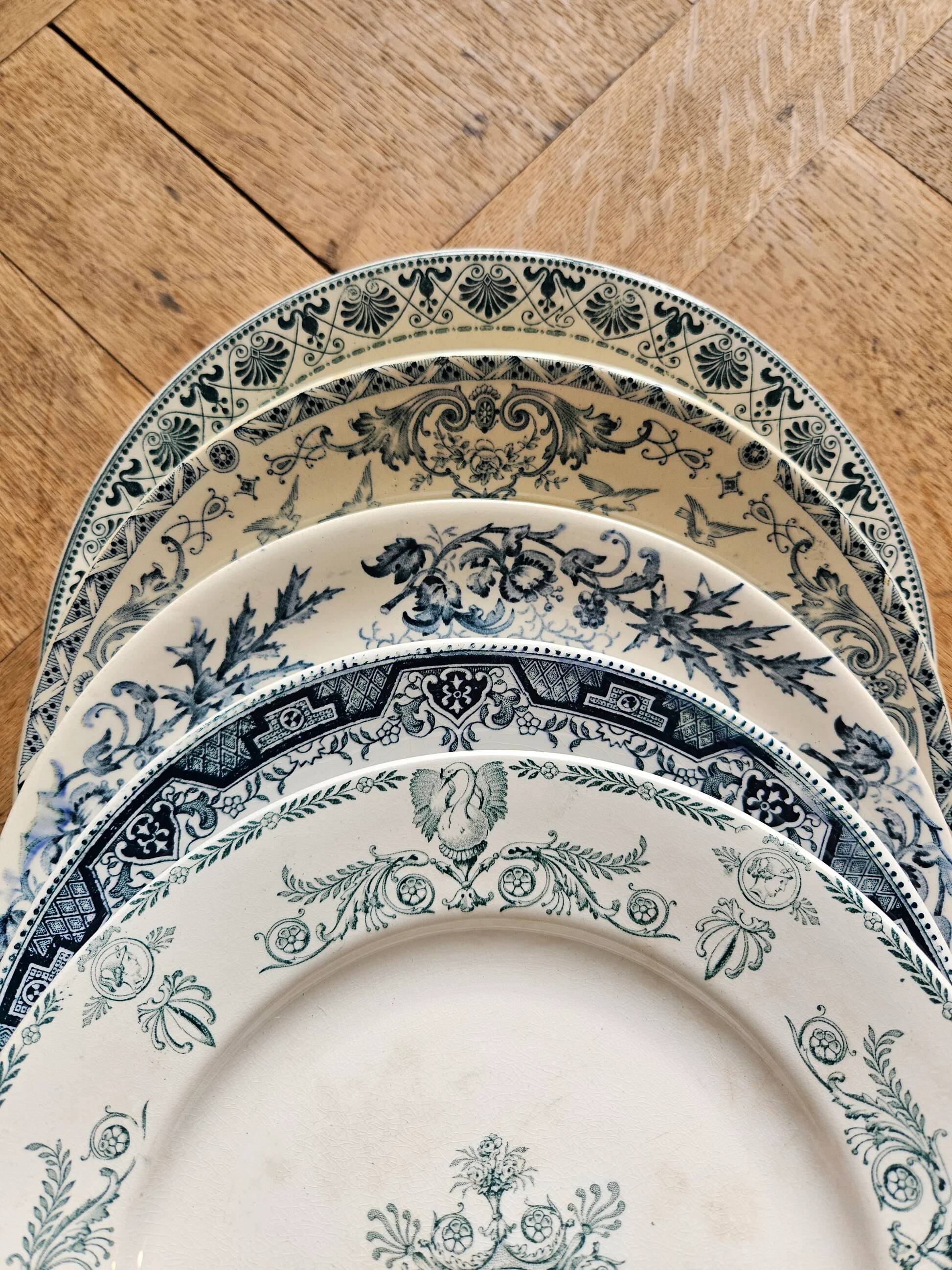 Assiettes plates anciennes dépareillées terre de fer