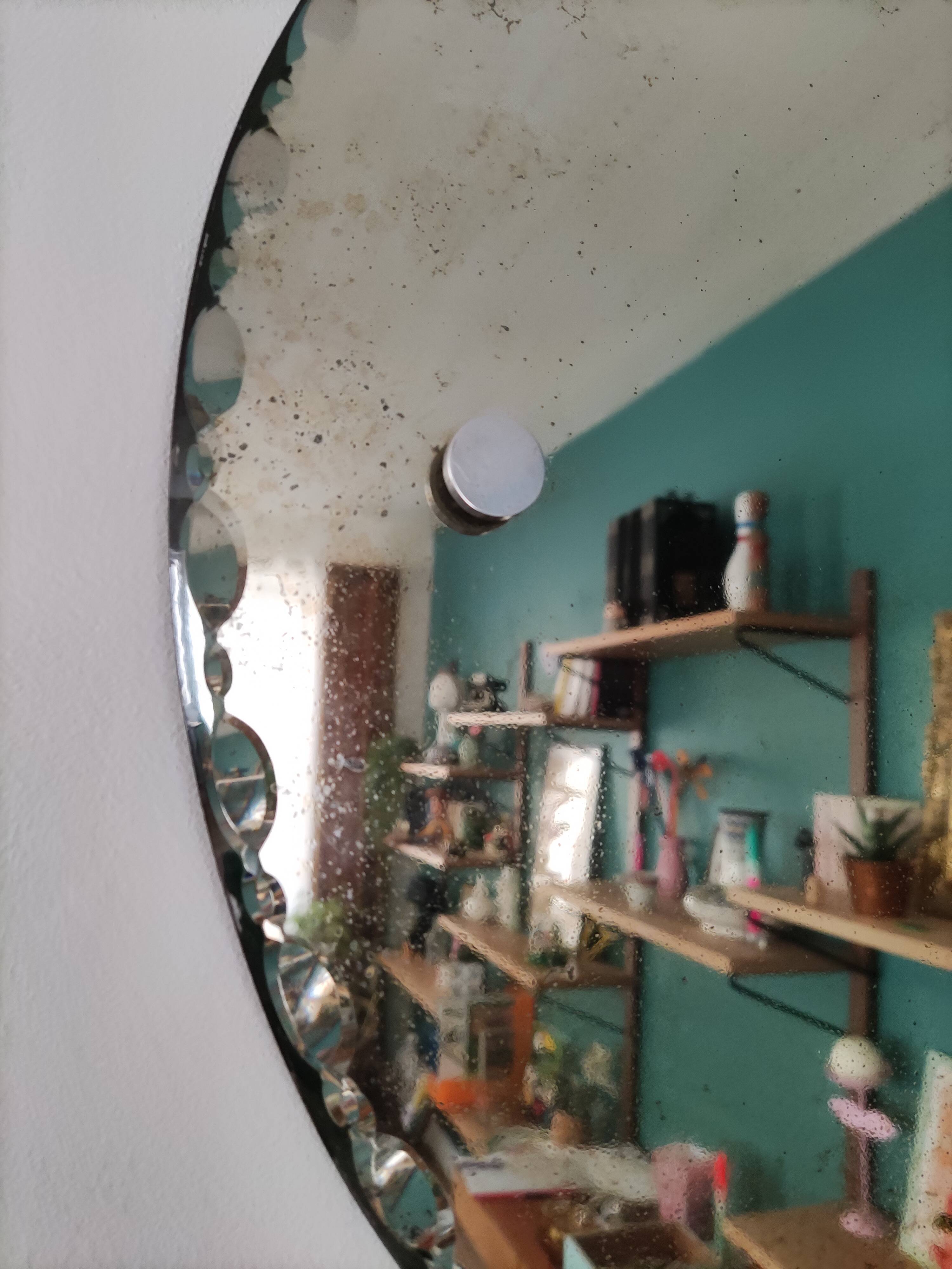 Beveled round mirror