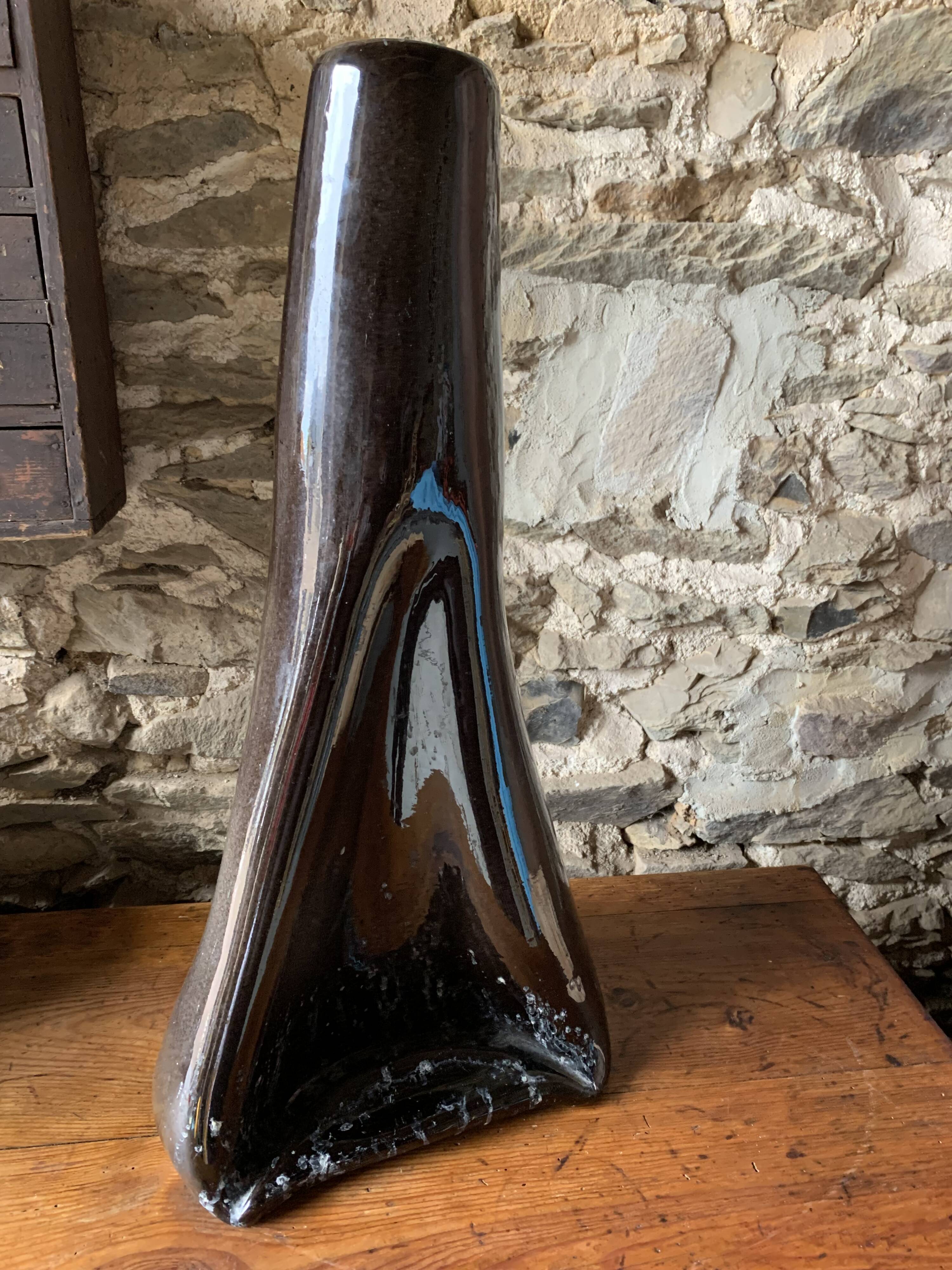 Vase céramique émaillé noir forme libre
