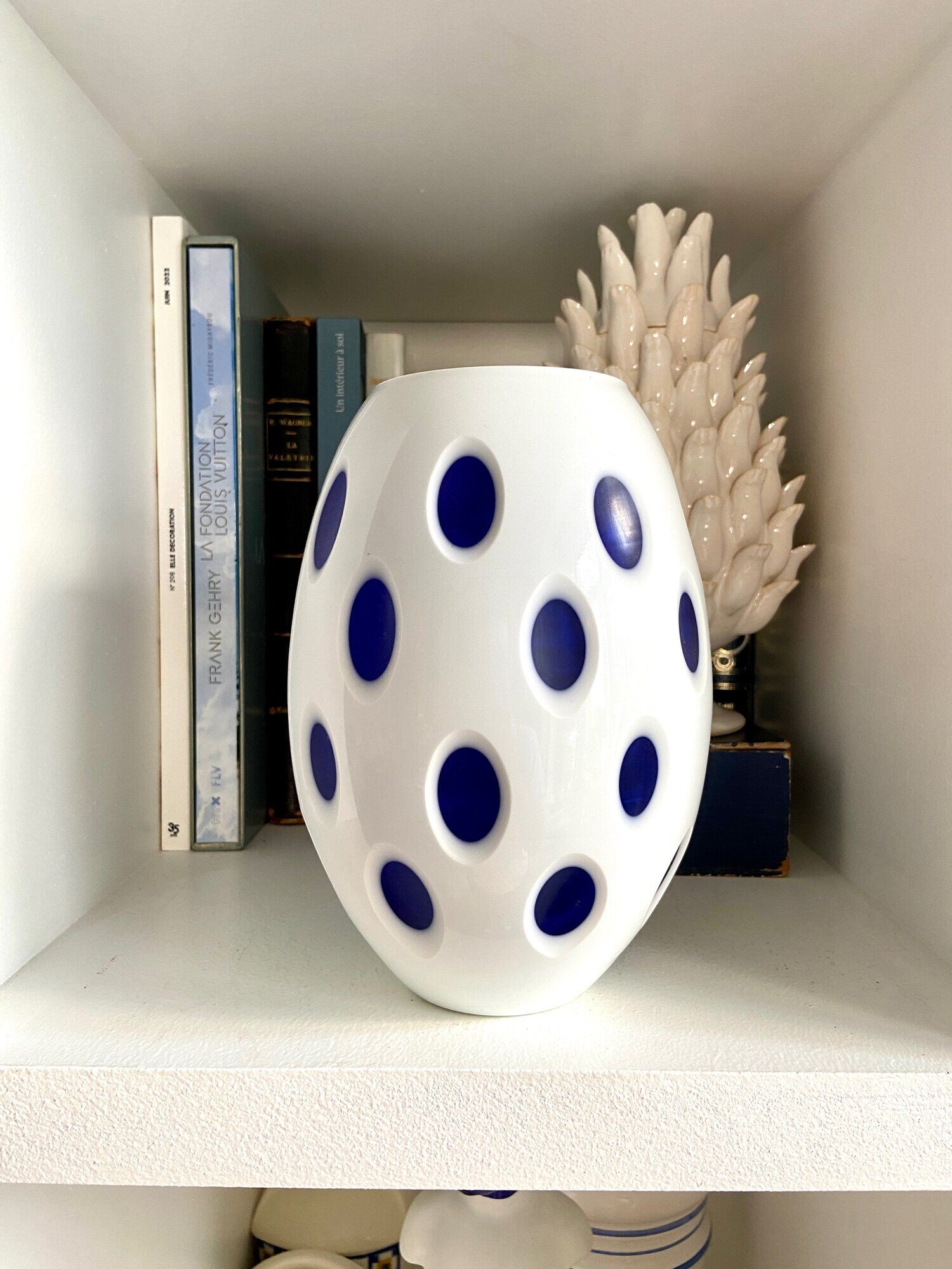 Vase overlay en pâte de verre blanche et bleue