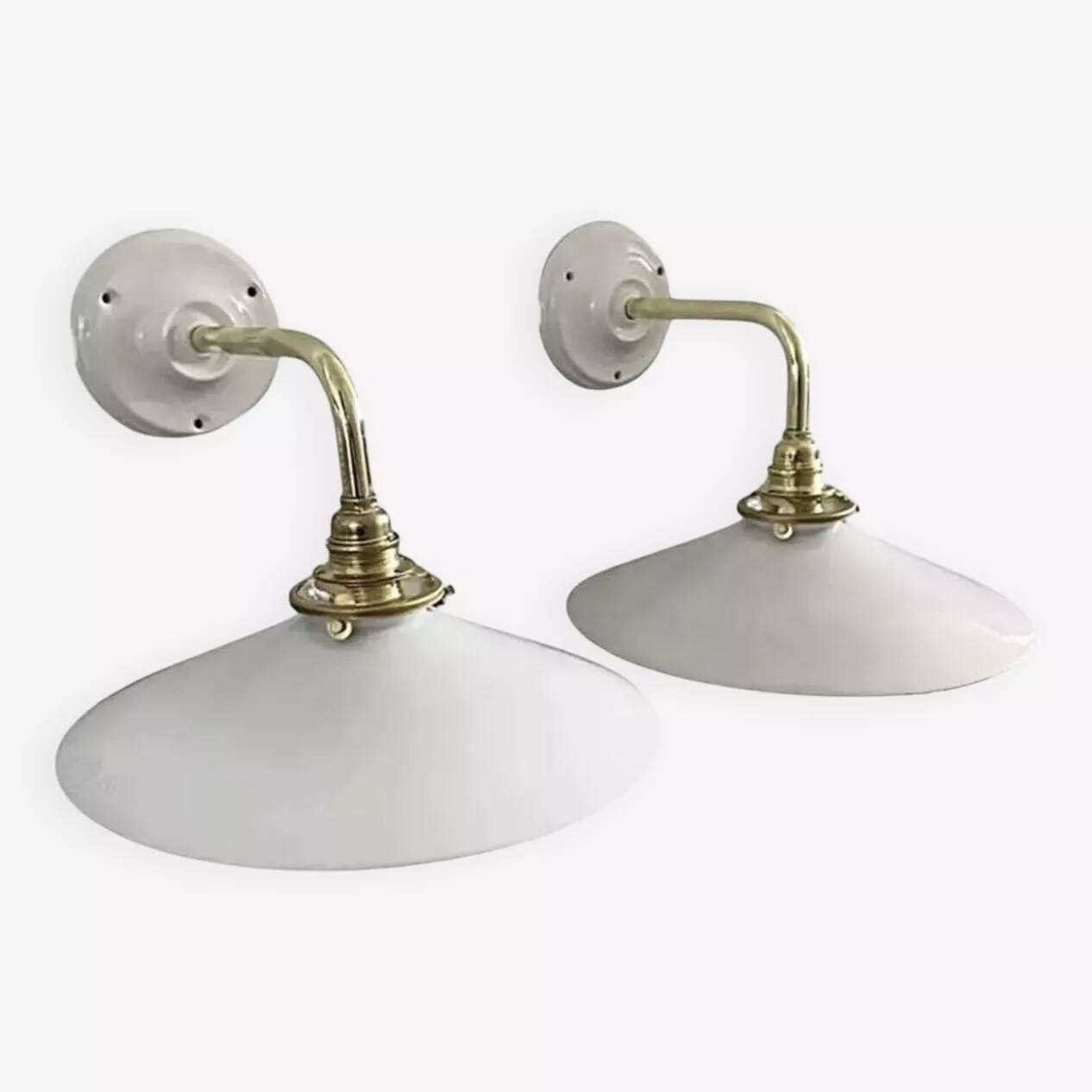 Paire d’appliques murales en opaline blanche