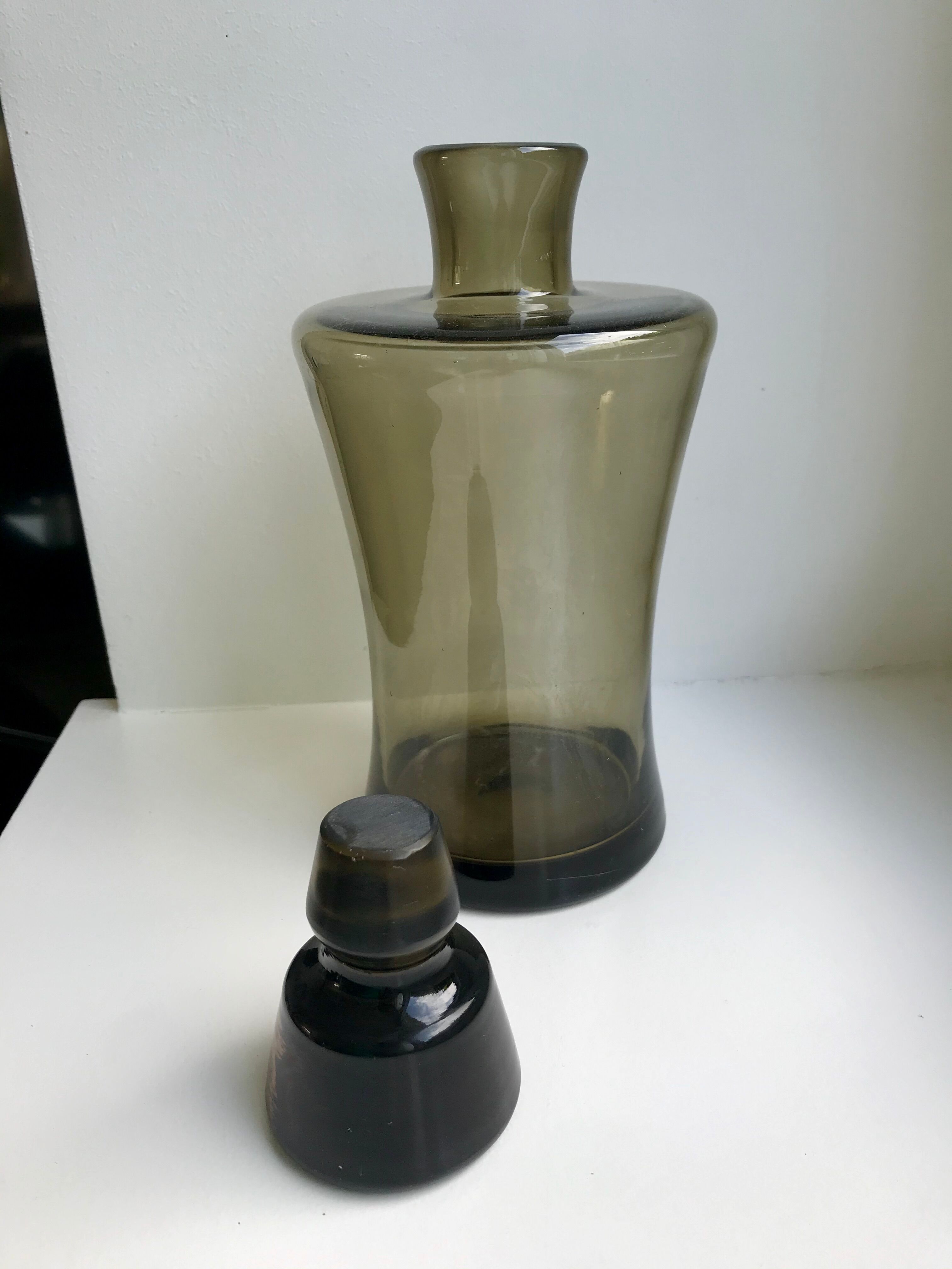 Carafe en verre fumé années 70