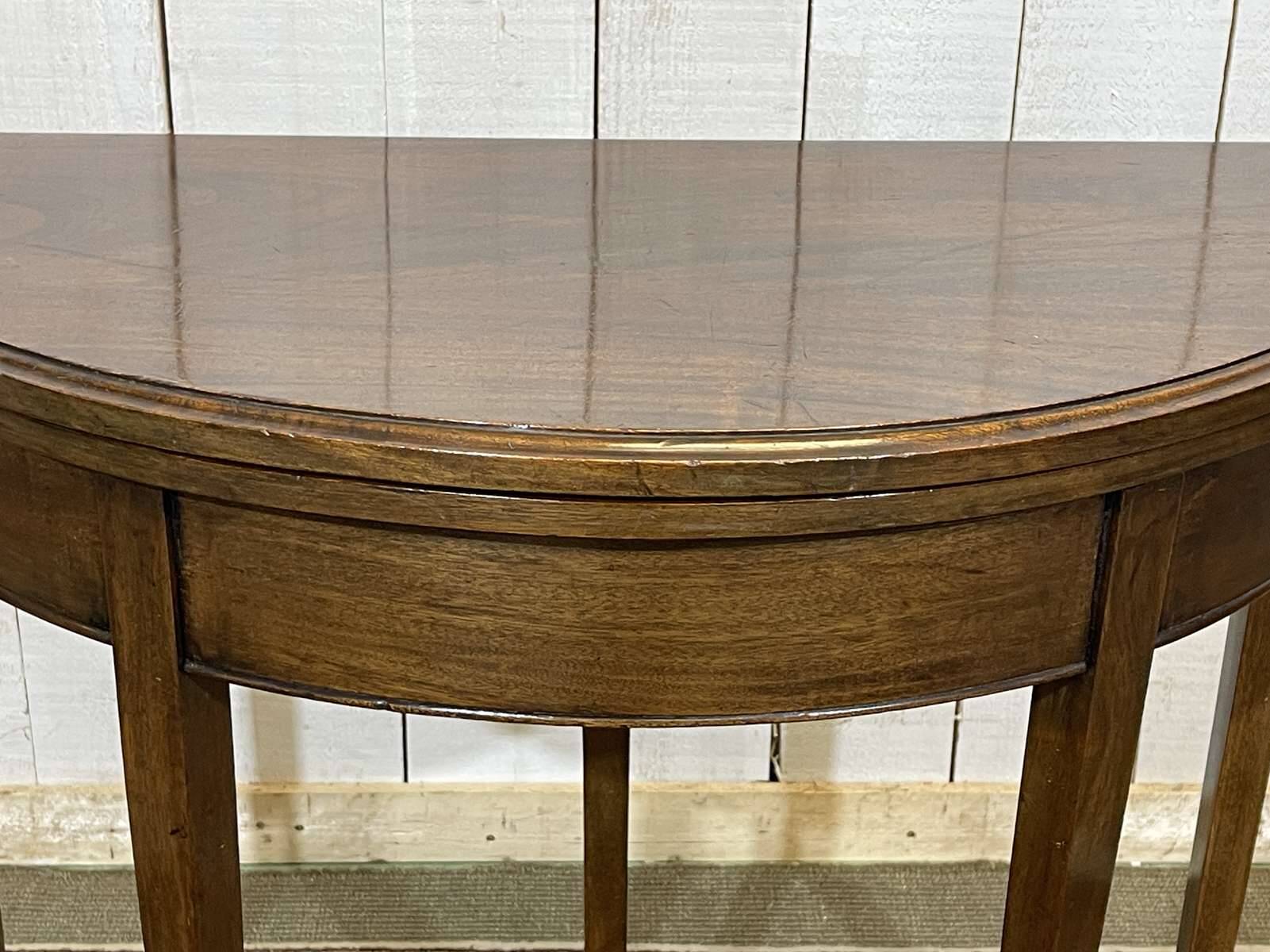 English game table in mahogany from the early 20th century.