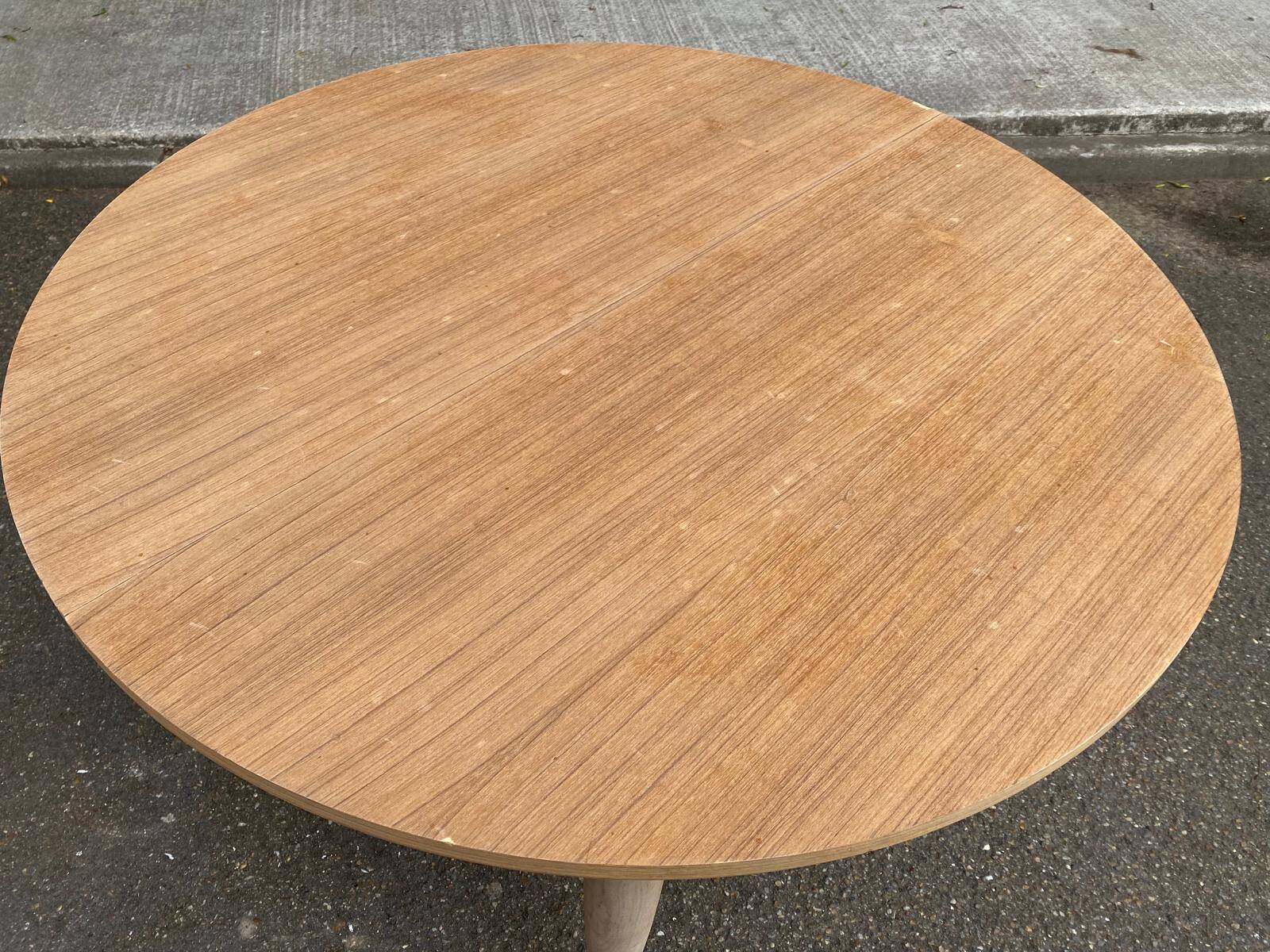 Renovated round extendable Scandinavian dining table in teak, 110cm.