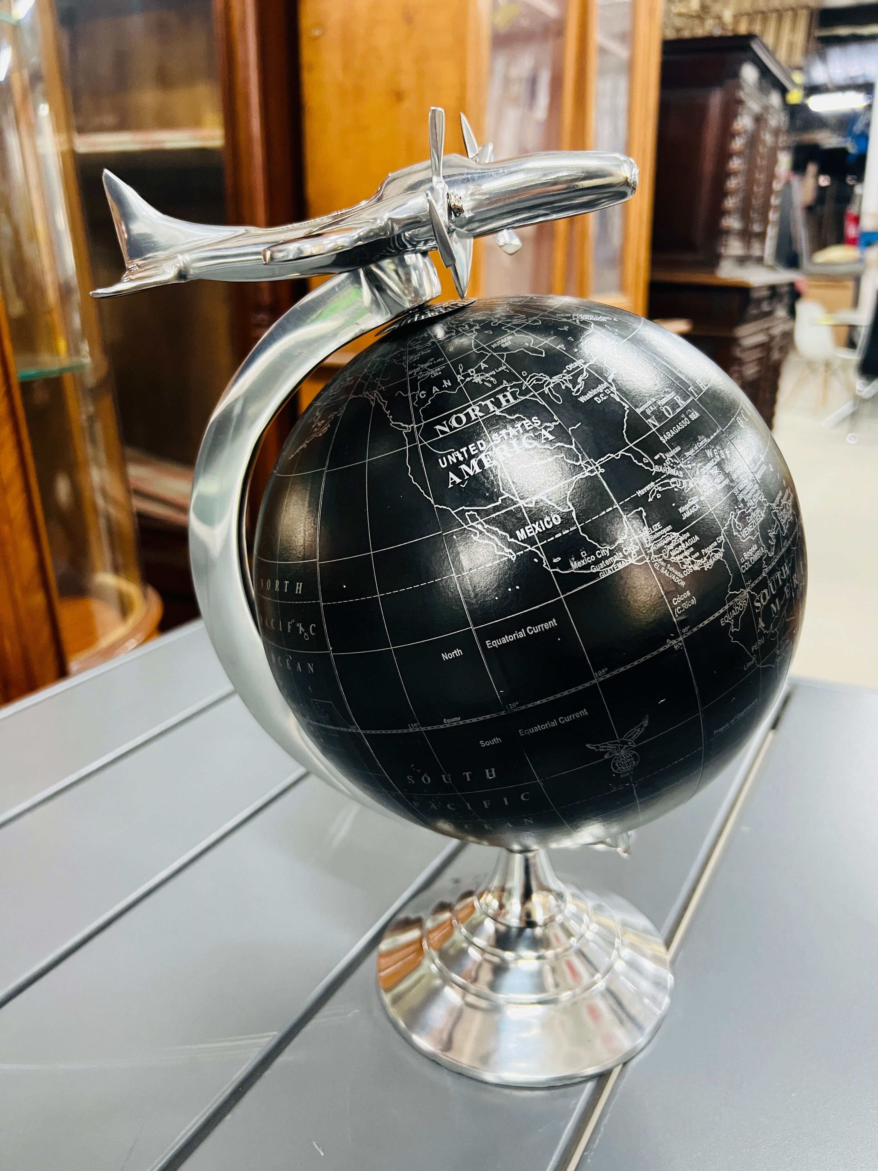 Aluminum globe to be laid with an aircraft axle