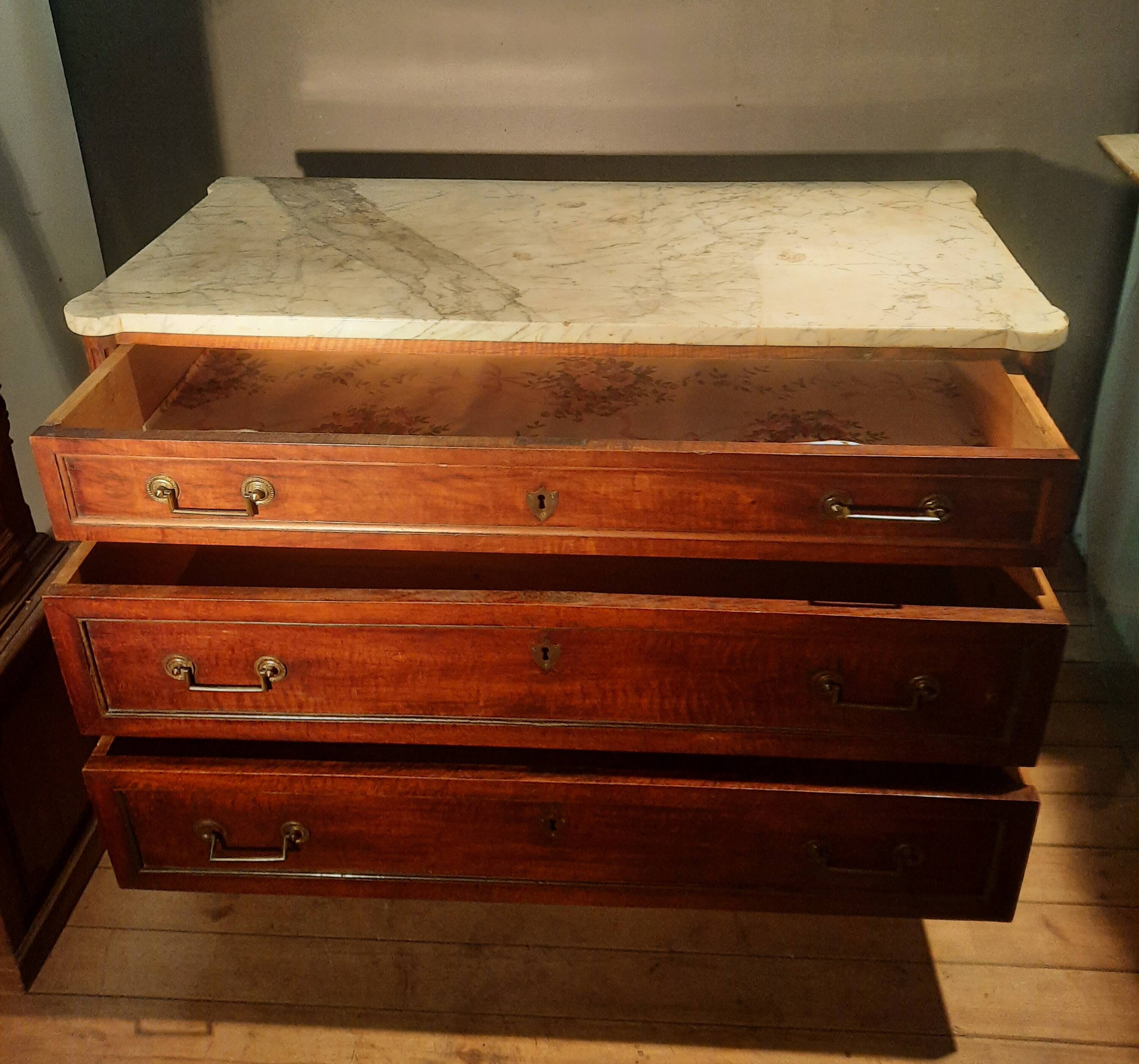 Commode d'époque Louis XVI  dessus marbre