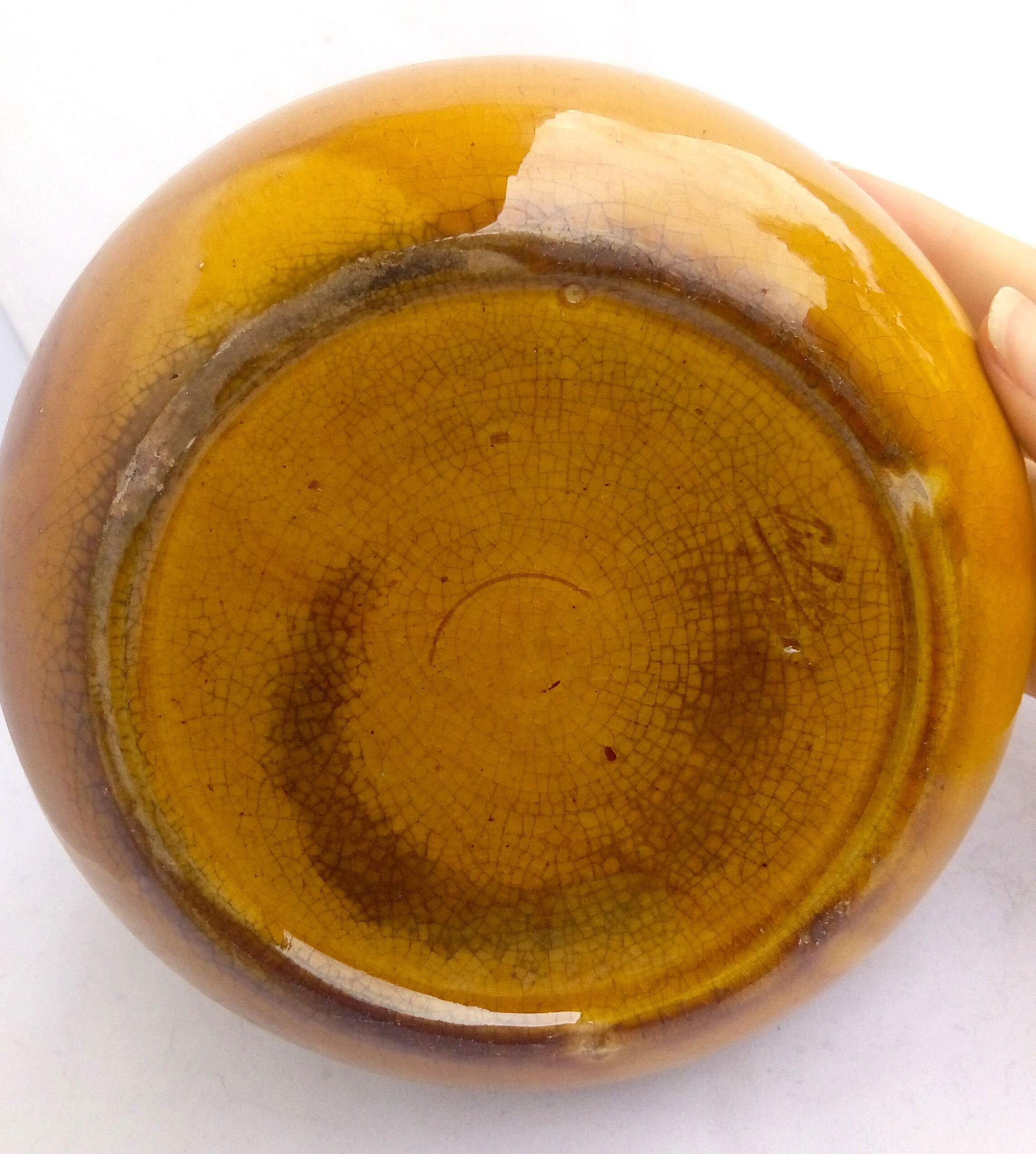 Pot en grès ocre jaune moutarde signé