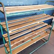 Étagère en acier et en bois sur roulettes