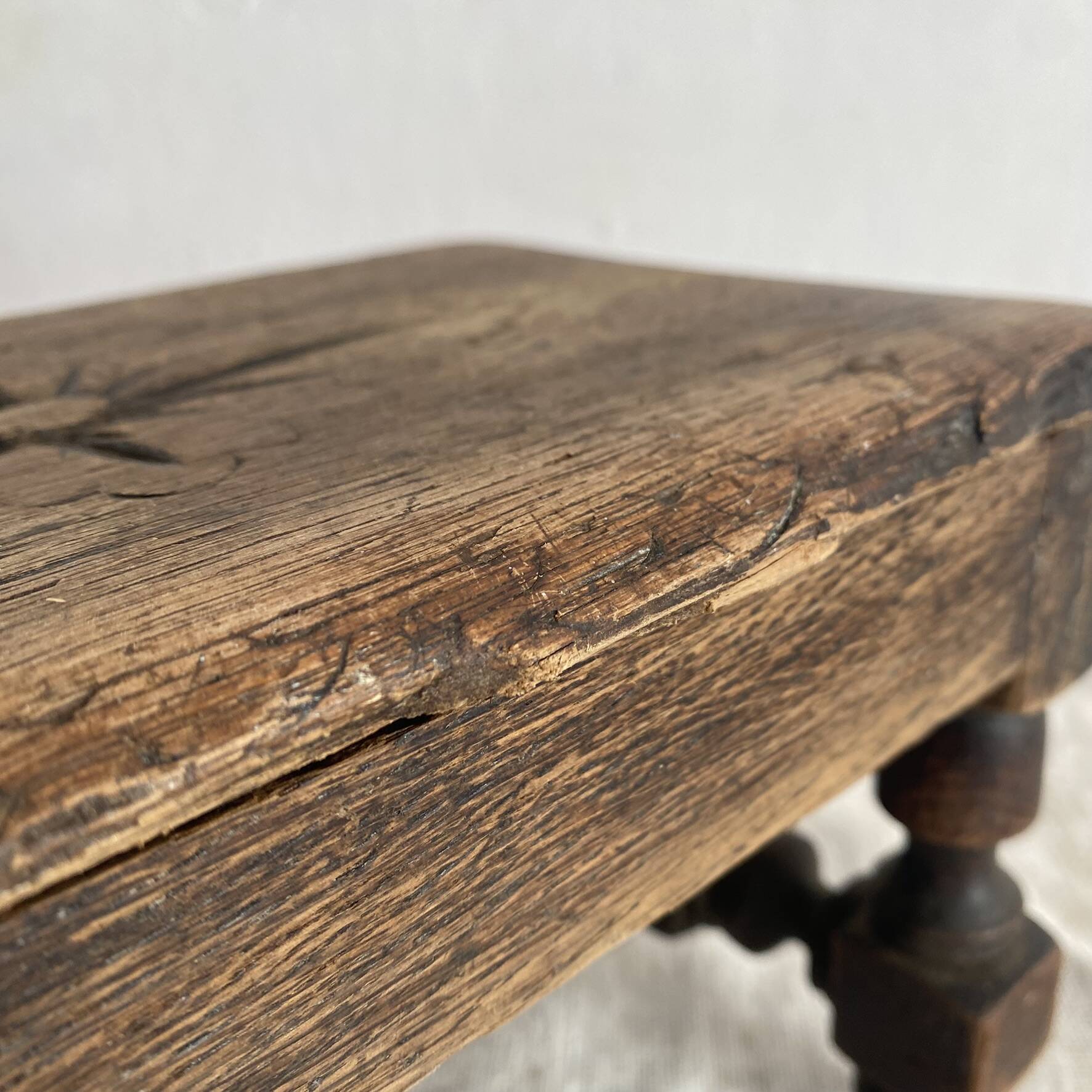 Tabouret bas ancien brodeuse en bois tourné