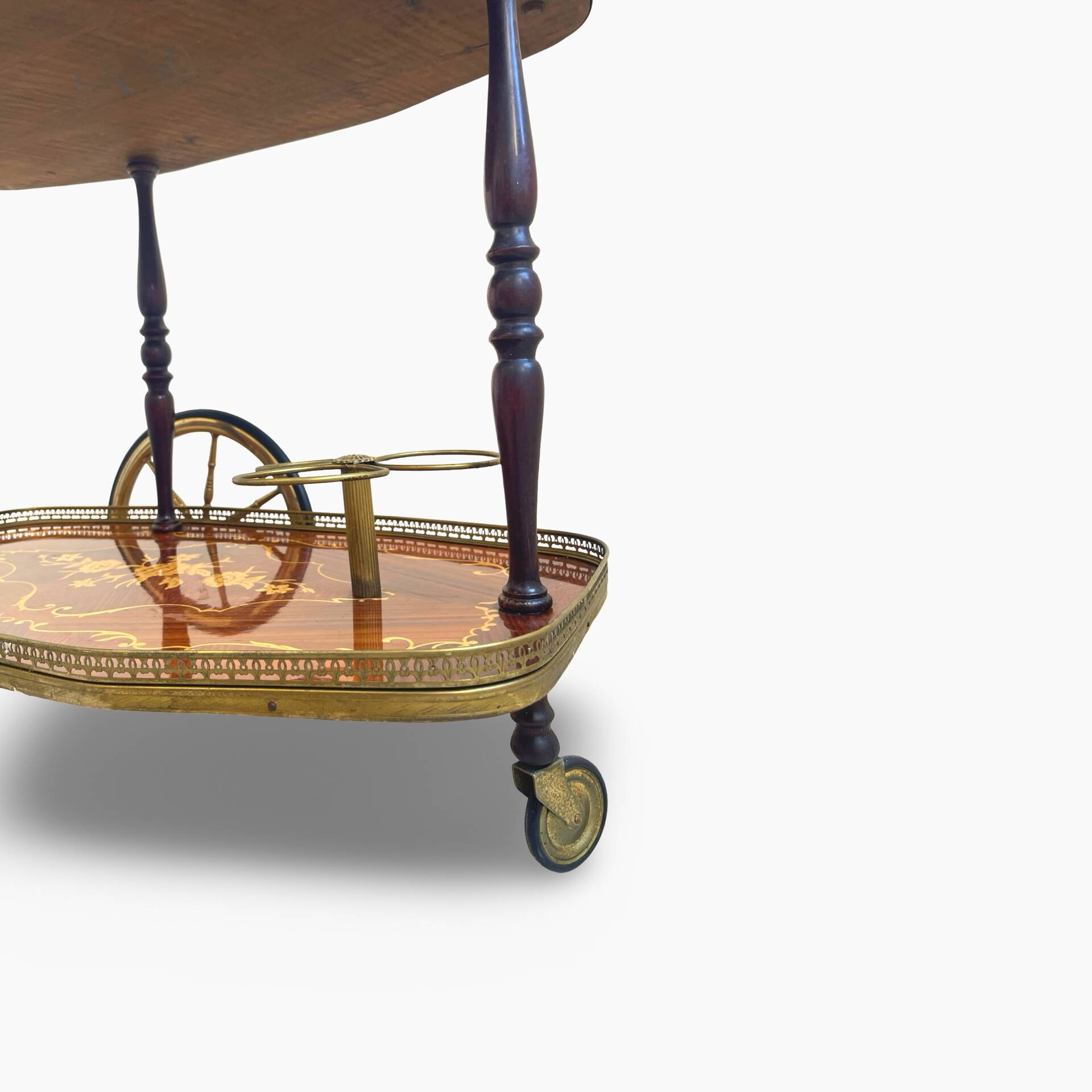 Chariot de bar en marqueterie de style Hollywood Regency italien présente des motifs floraux complexes.