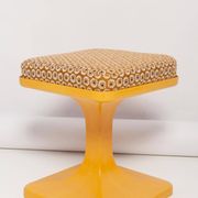 Tabouret fleurs jaune moutarde milieu du siècle, Pologne, années 1970
