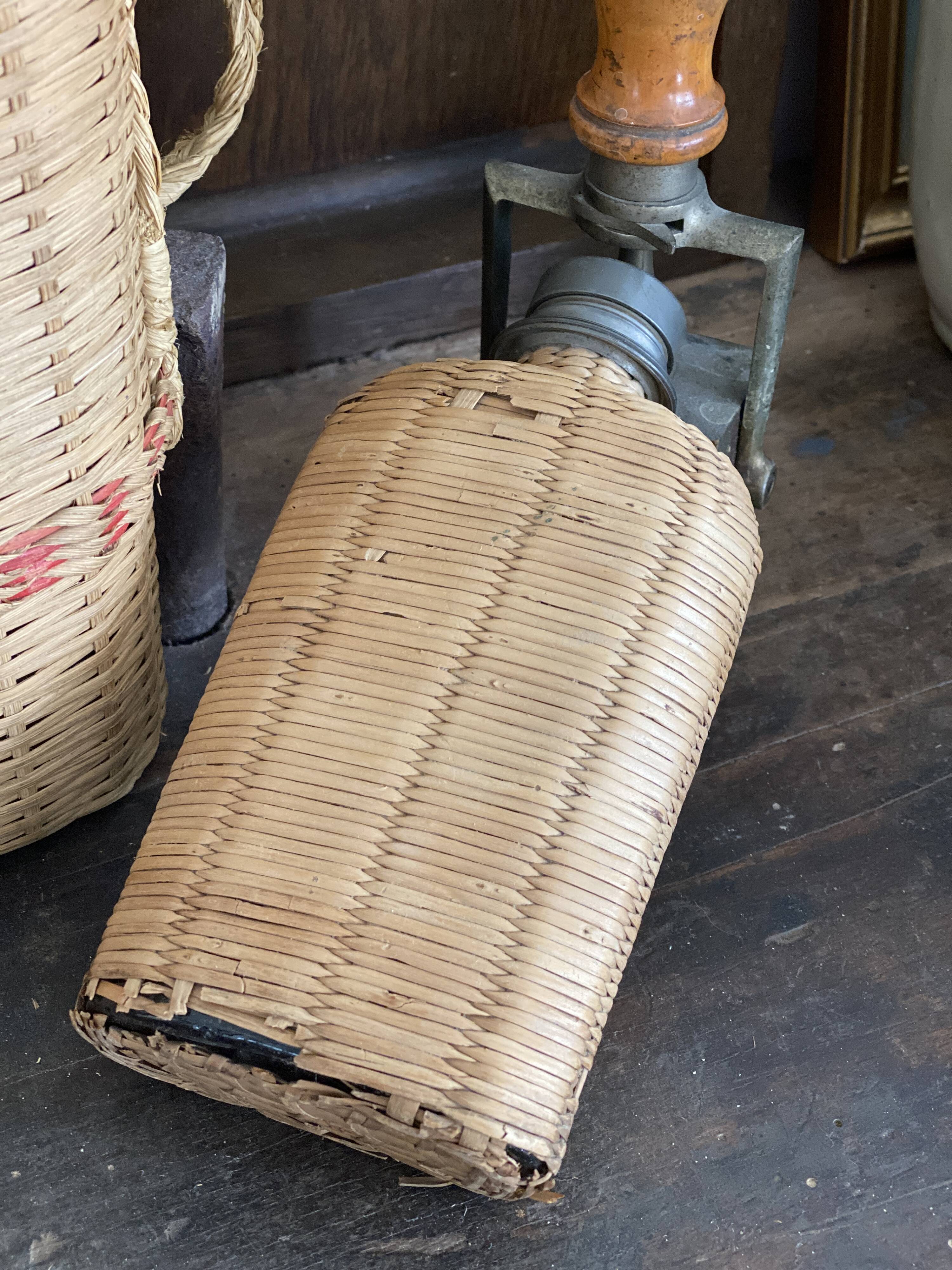 Duo de bouteilles en rotin