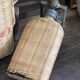 Duo de bouteilles en rotin