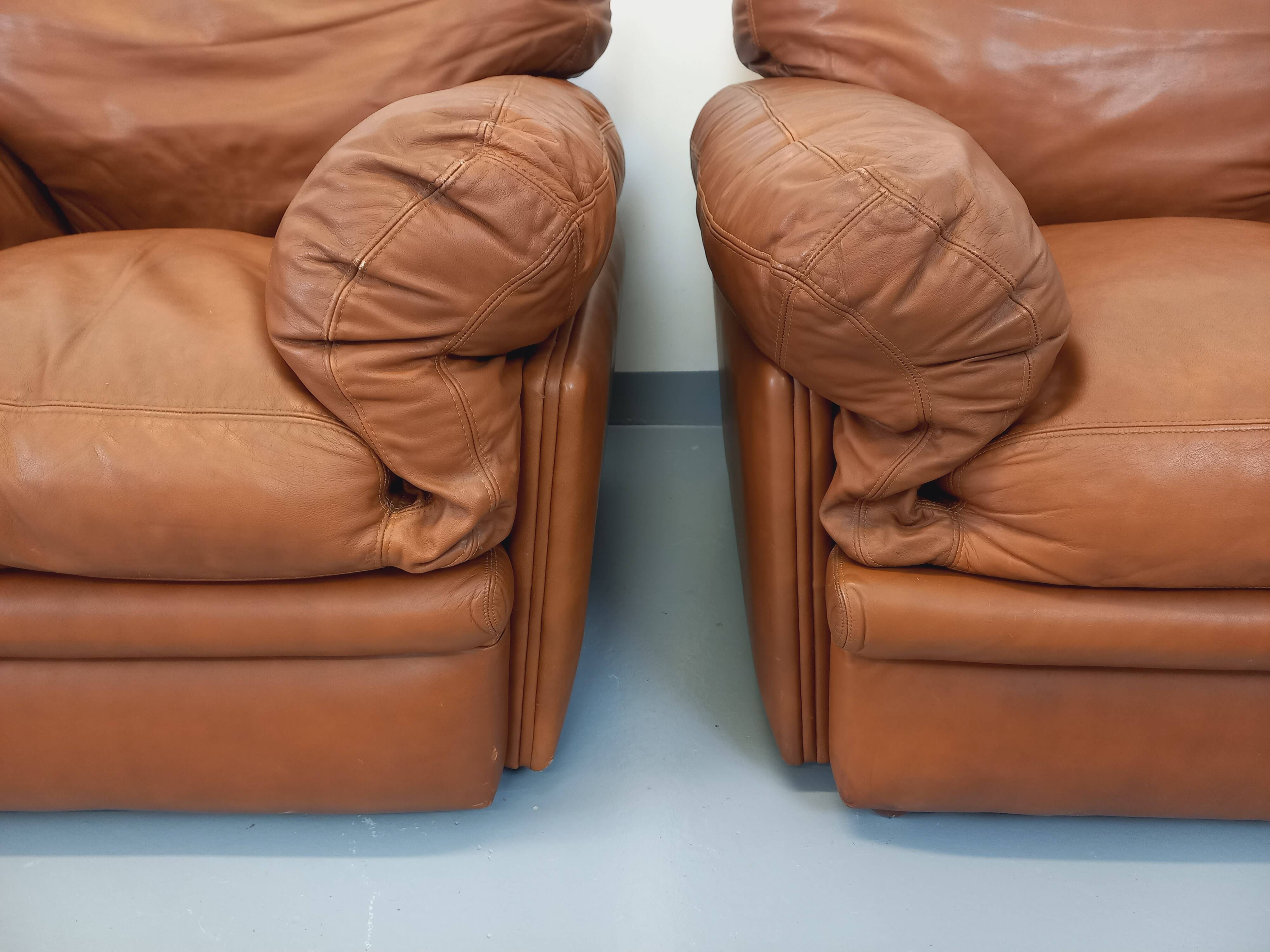 Pair of vintage Coquelicot lounge chairs by Tito Agnoli for Poltrona Frau in leather from the 70s