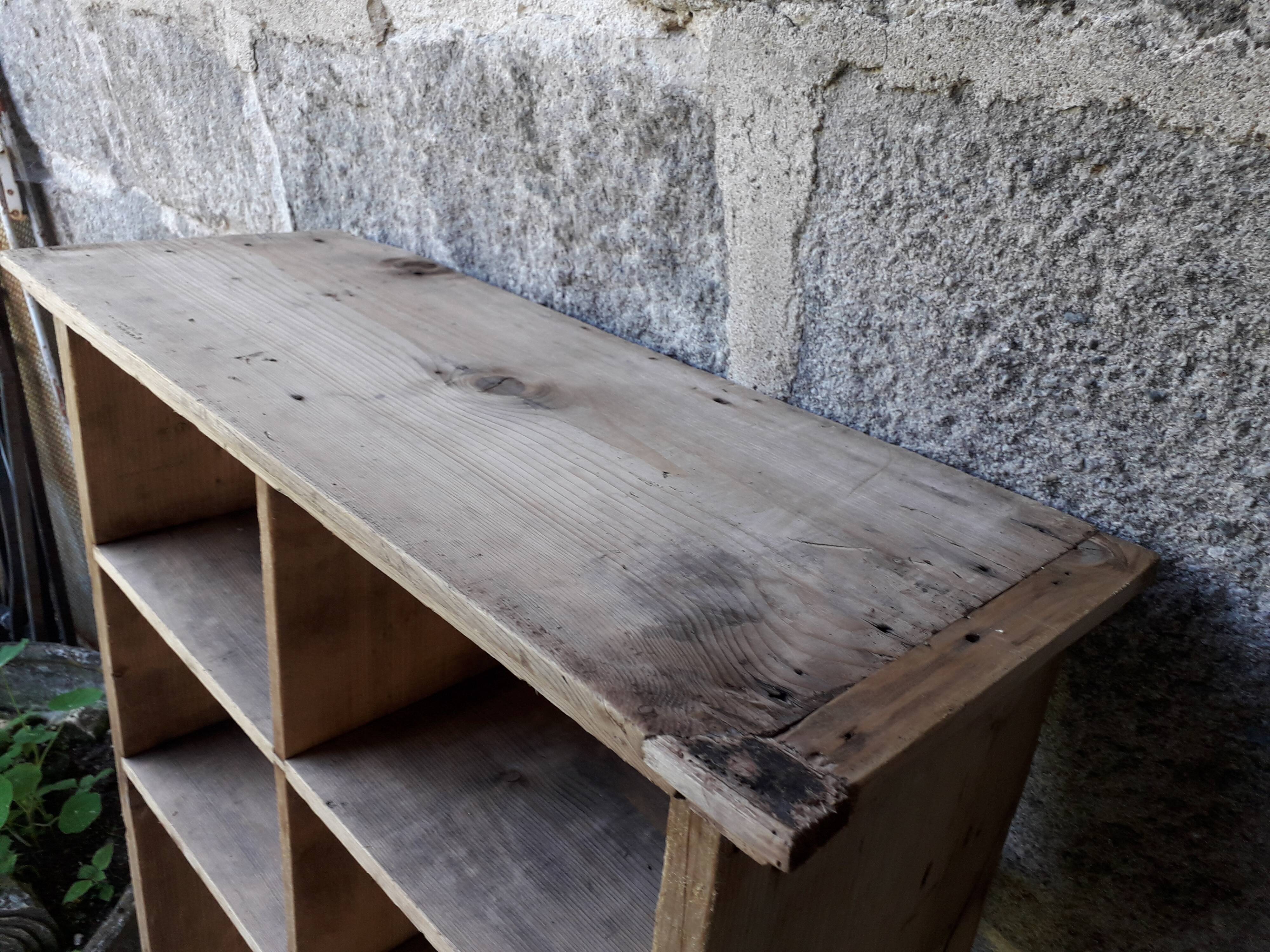 Étagère murale en sapin