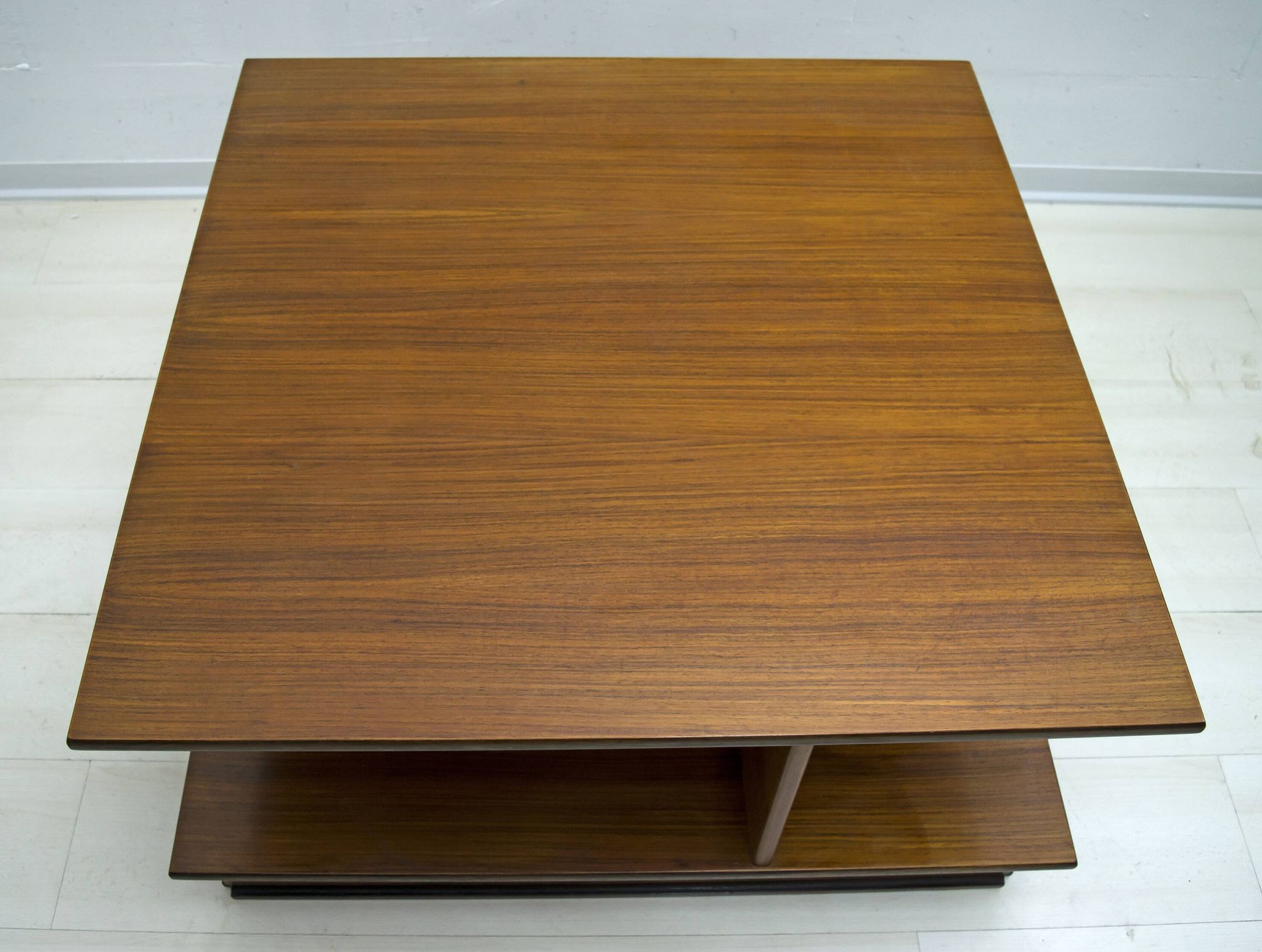 Table basse italienne en noyer de style moderne du milieu du siècle de F.Lli Saporiti, années 1960