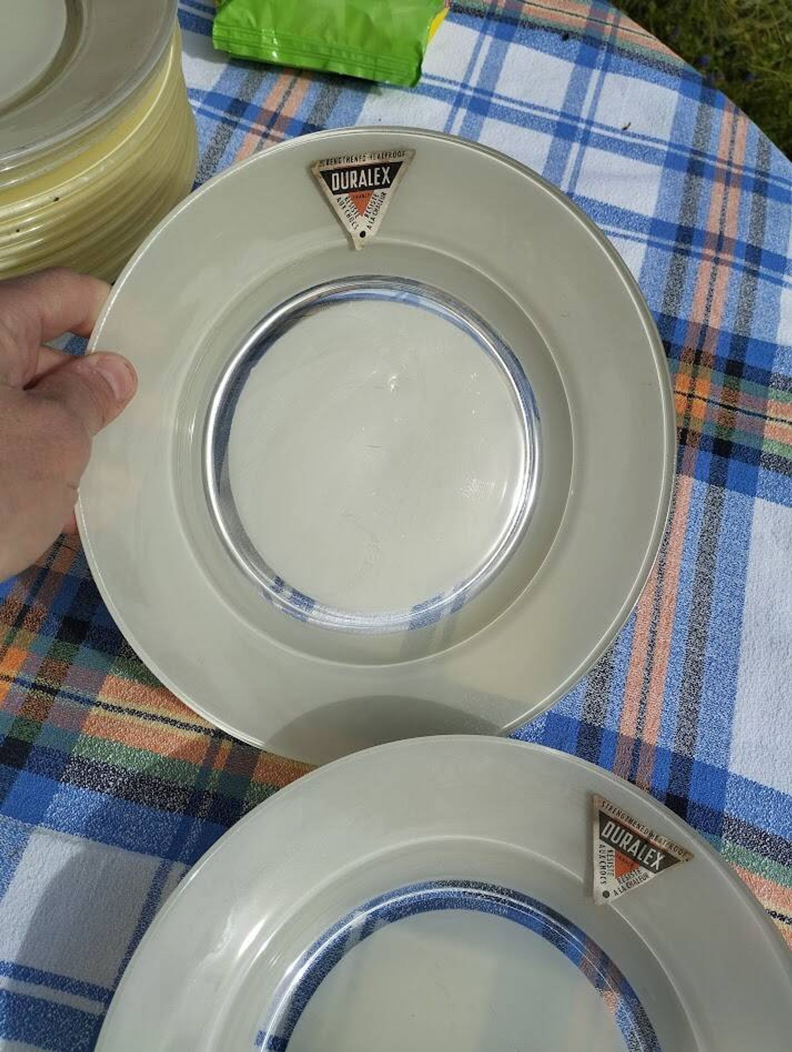 Service d’assiettes Duralex neuf 14 pièces avec étiquettes
