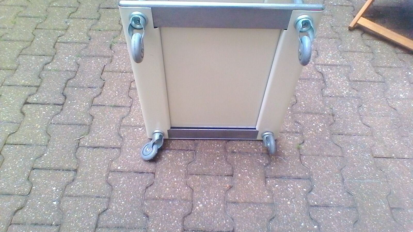 Design coffee table on wheels