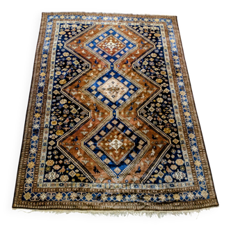 Hand-knotted Persian Shiraz rug in wool with tribal decoration, 300 x 220 cm.