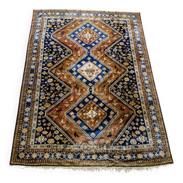 Hand-knotted Persian Shiraz rug in wool with tribal decoration, 300 x 220 cm.