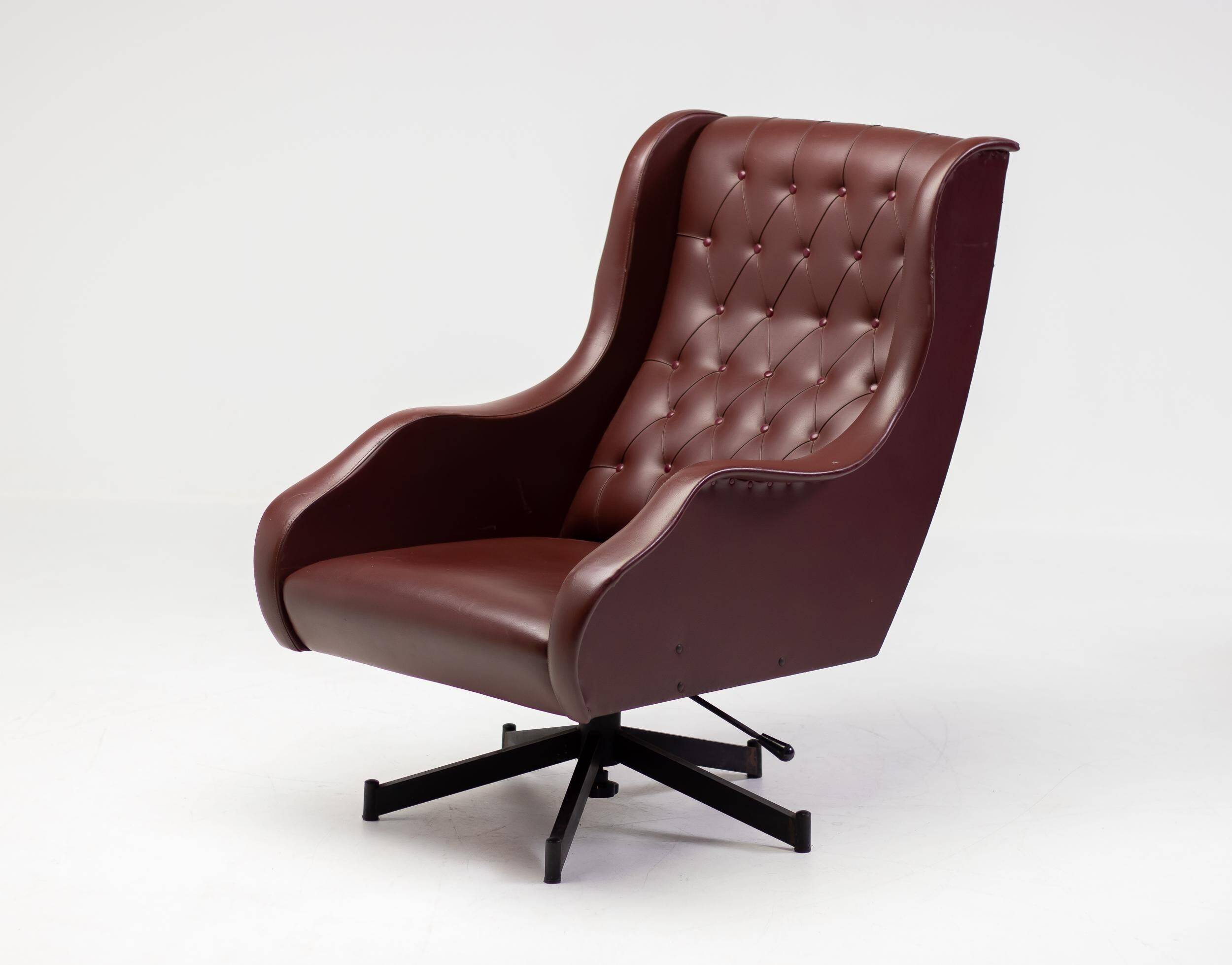 Italian reclining chaise longue from the 1950s in oxblood Naugahyde.