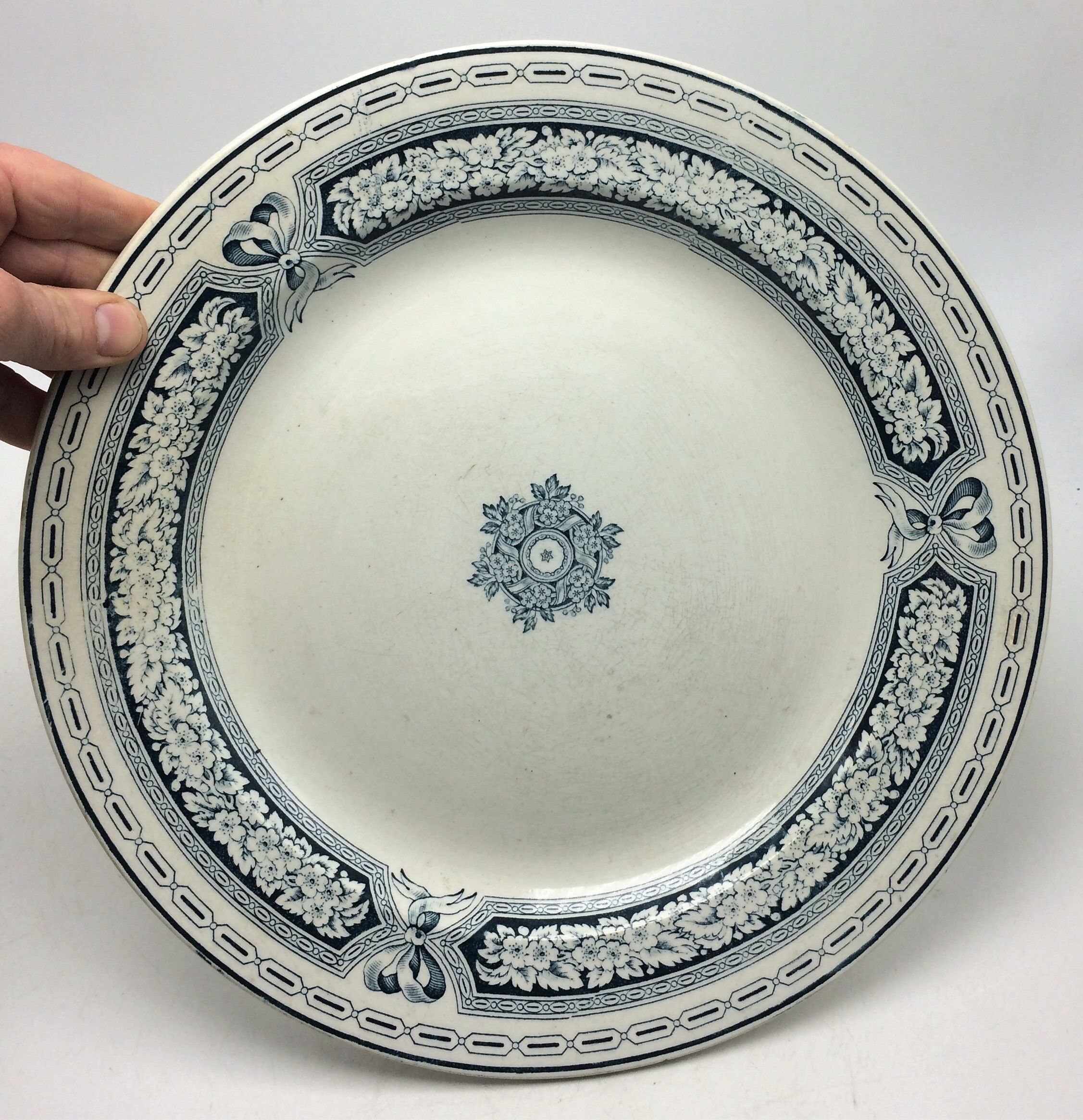 Large round dish in st. Amand earthenware and Hamage model English diametre 32.3 cm