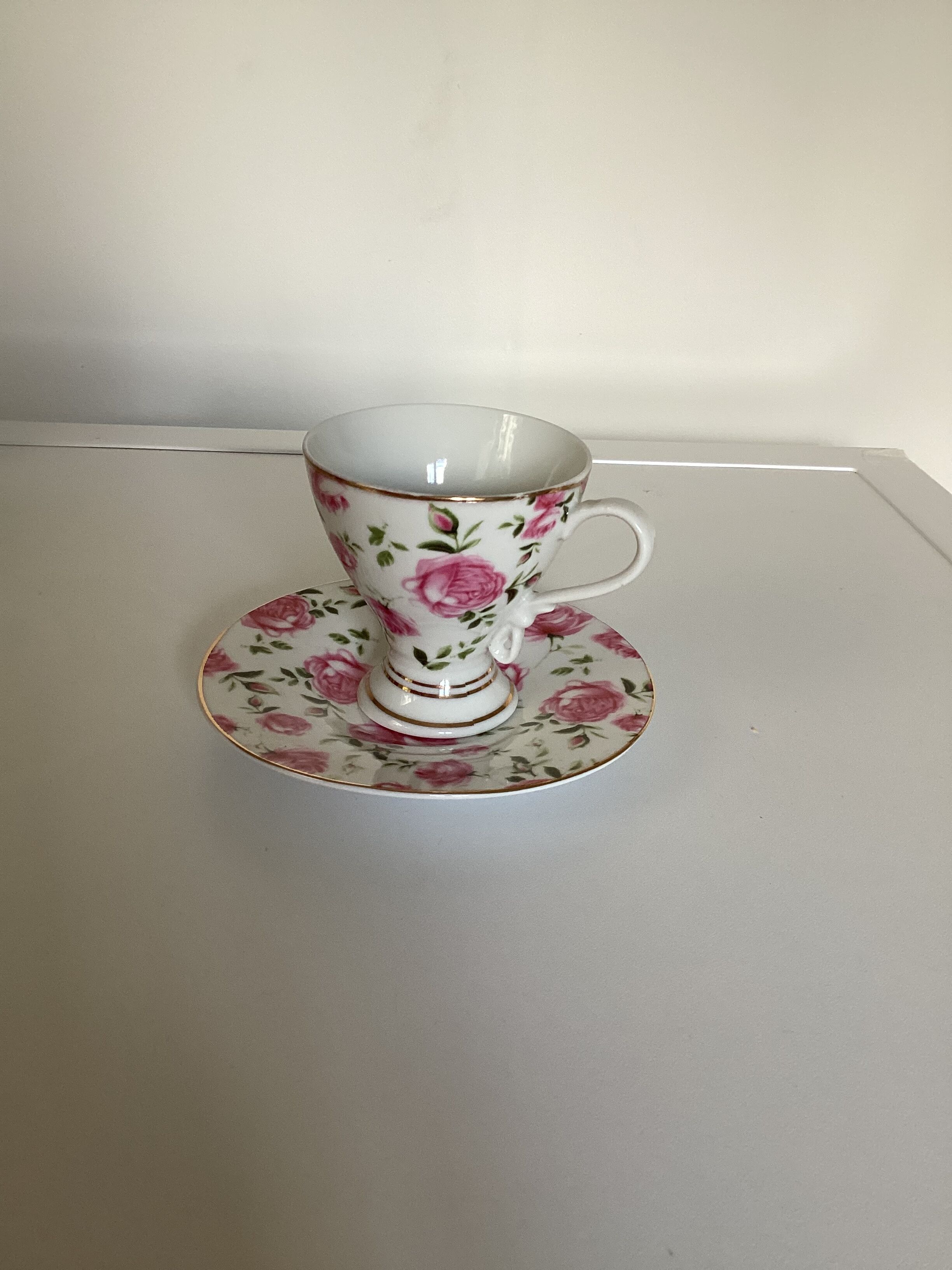 4 tea cups and saucers in shabby pink porcelain