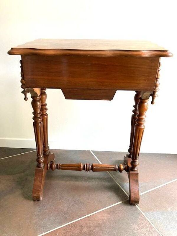 Table d'appoint, travailleuse en noyer d'époque Louis Philippe milieu XIXème