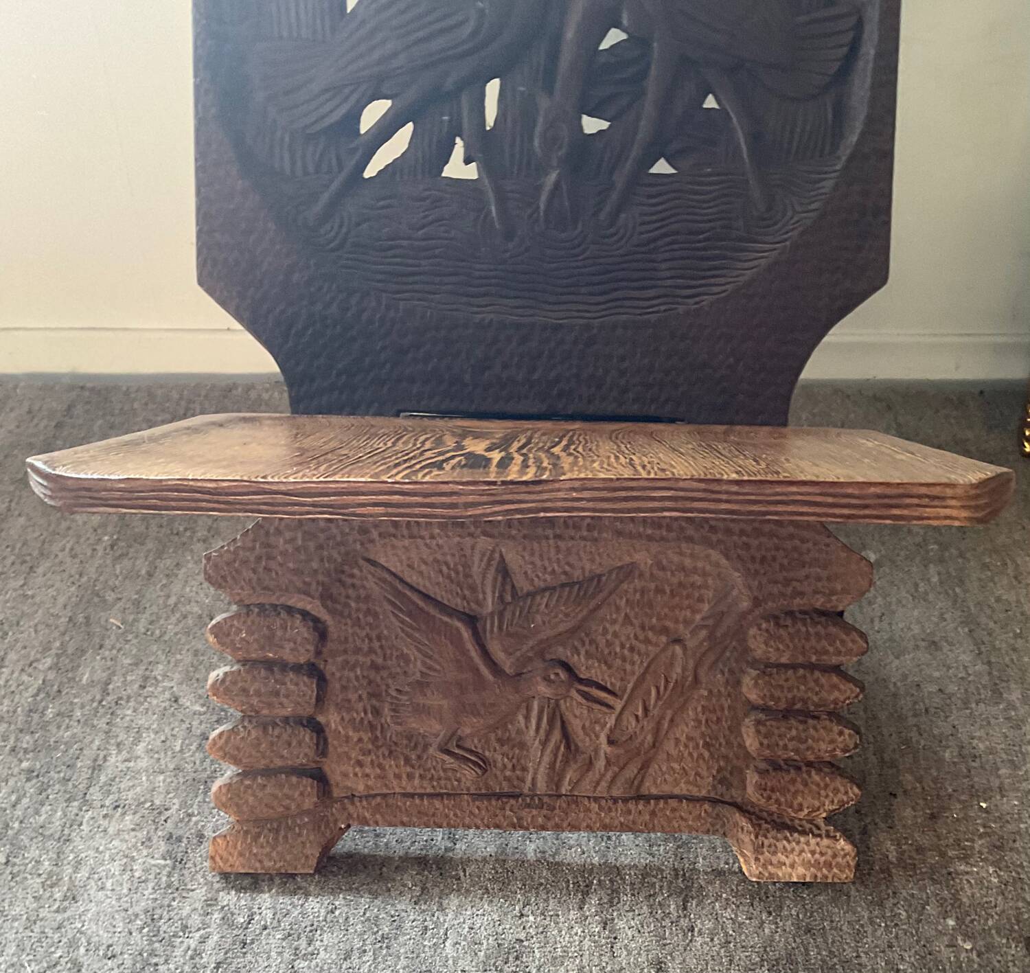 Chaise vintage à palabre en bois sculpté