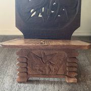 Chaise vintage à palabre en bois sculpté