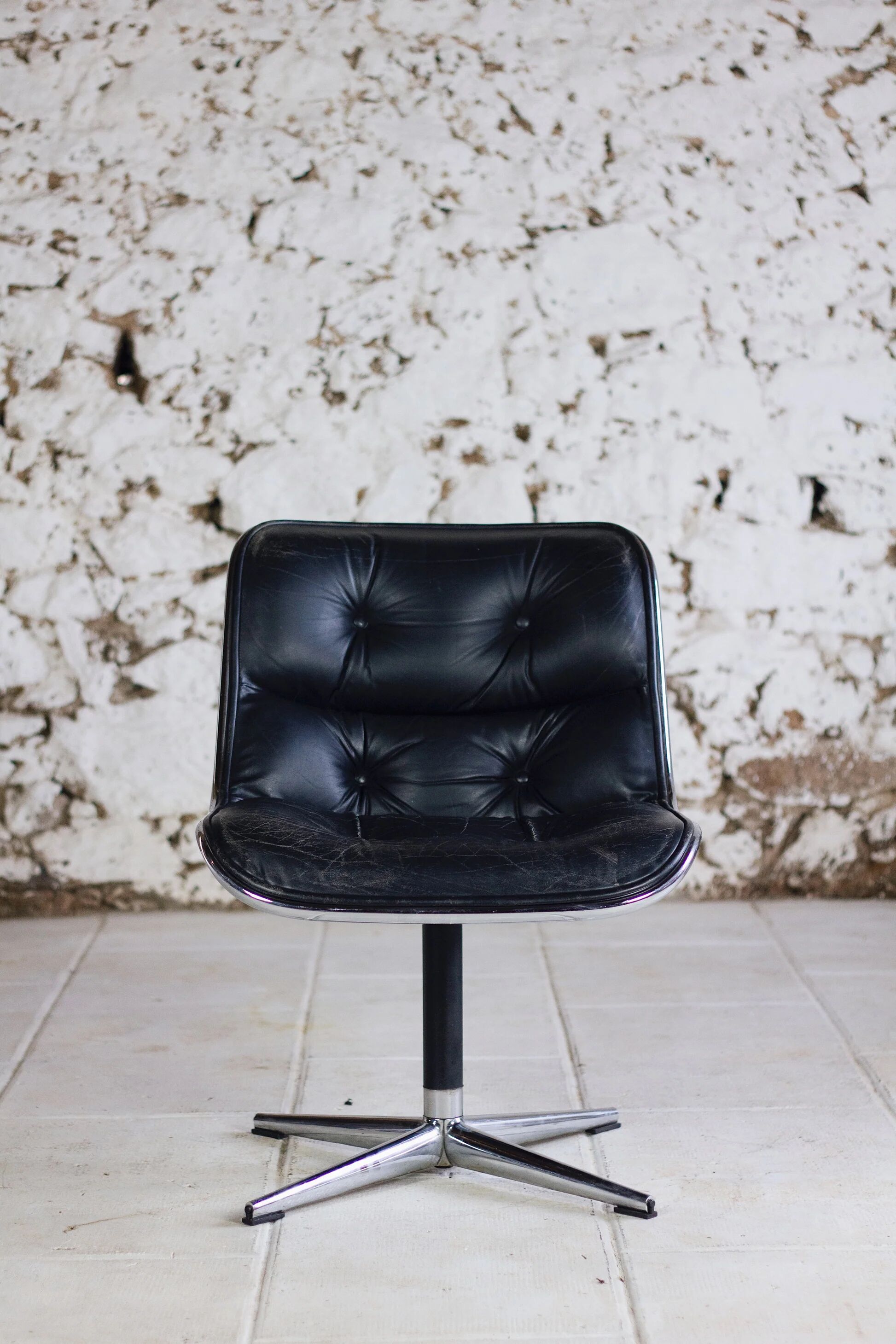 Black leather office chair by Charles Pollock for Knoll