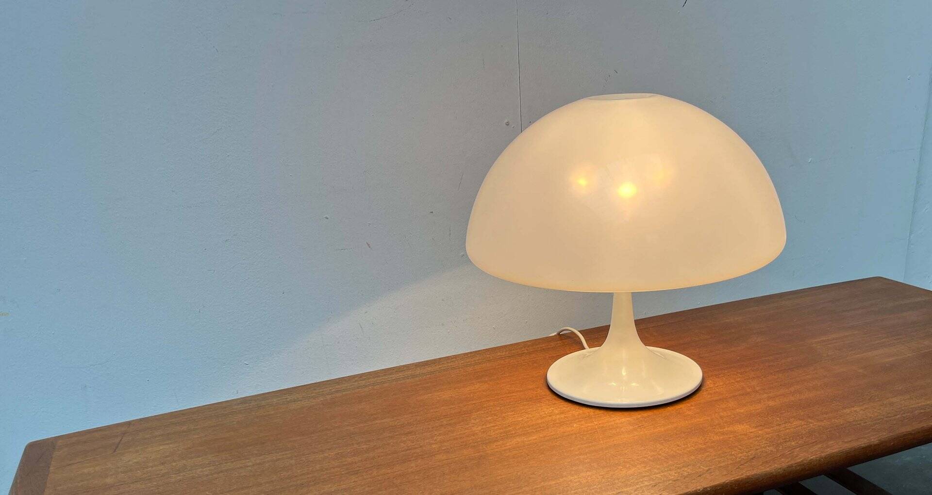 Lampe de table italienne de style mid-century moderne de l'ère spatiale par Luigi Massoni pour Guzzini, années 1960.