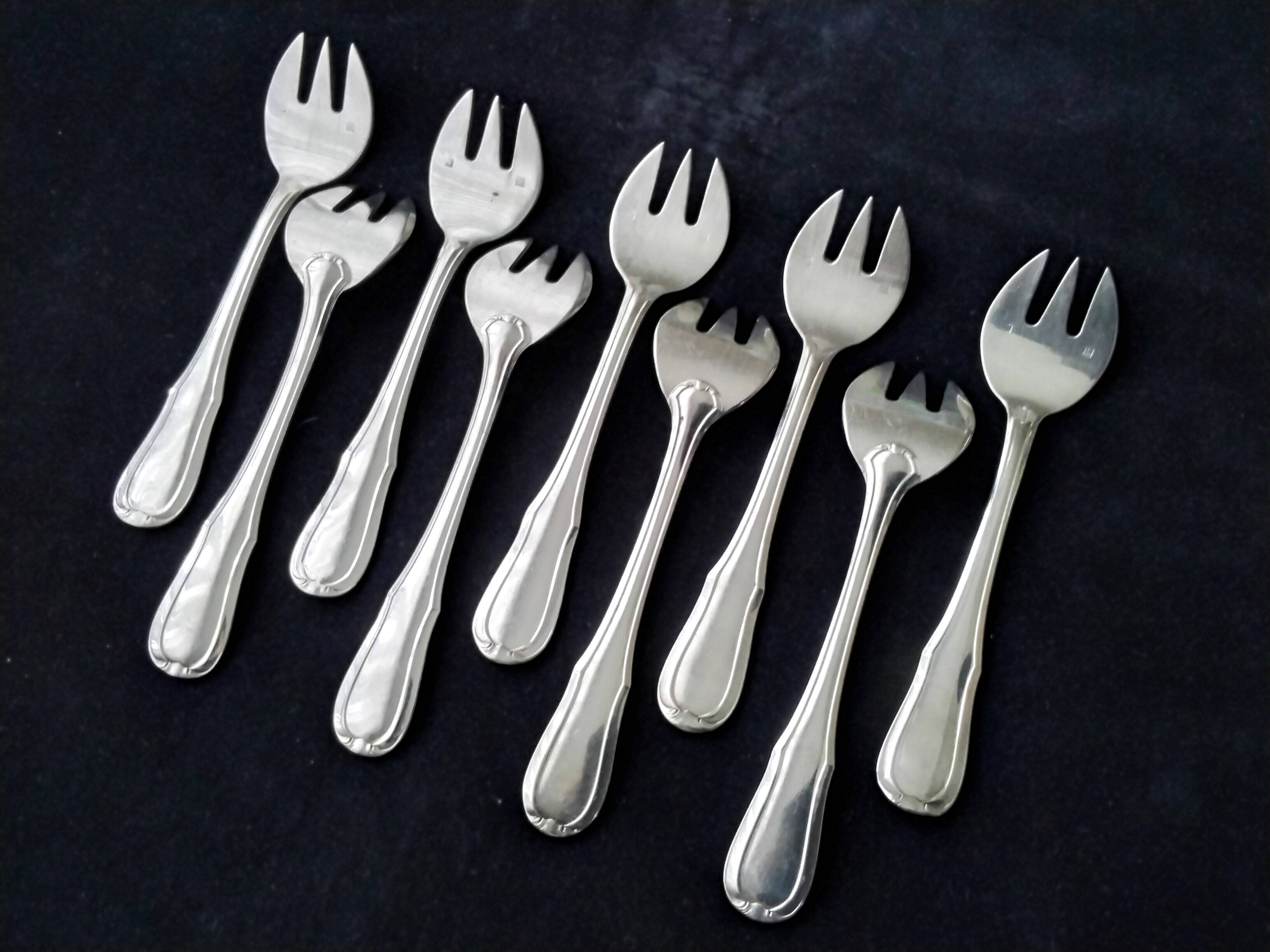9 fourchettes à huitres en métal argenté