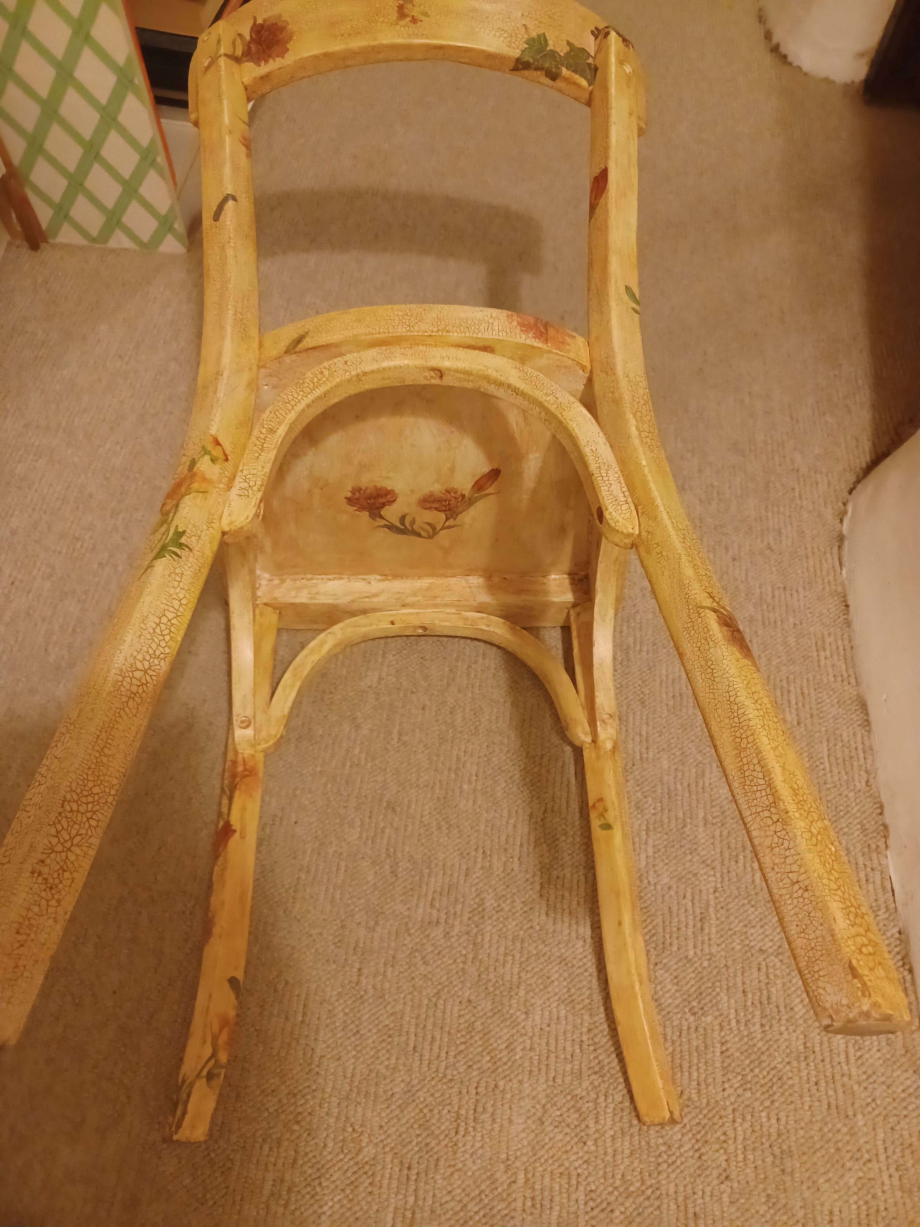 Chair decorated "bouquet" in wood