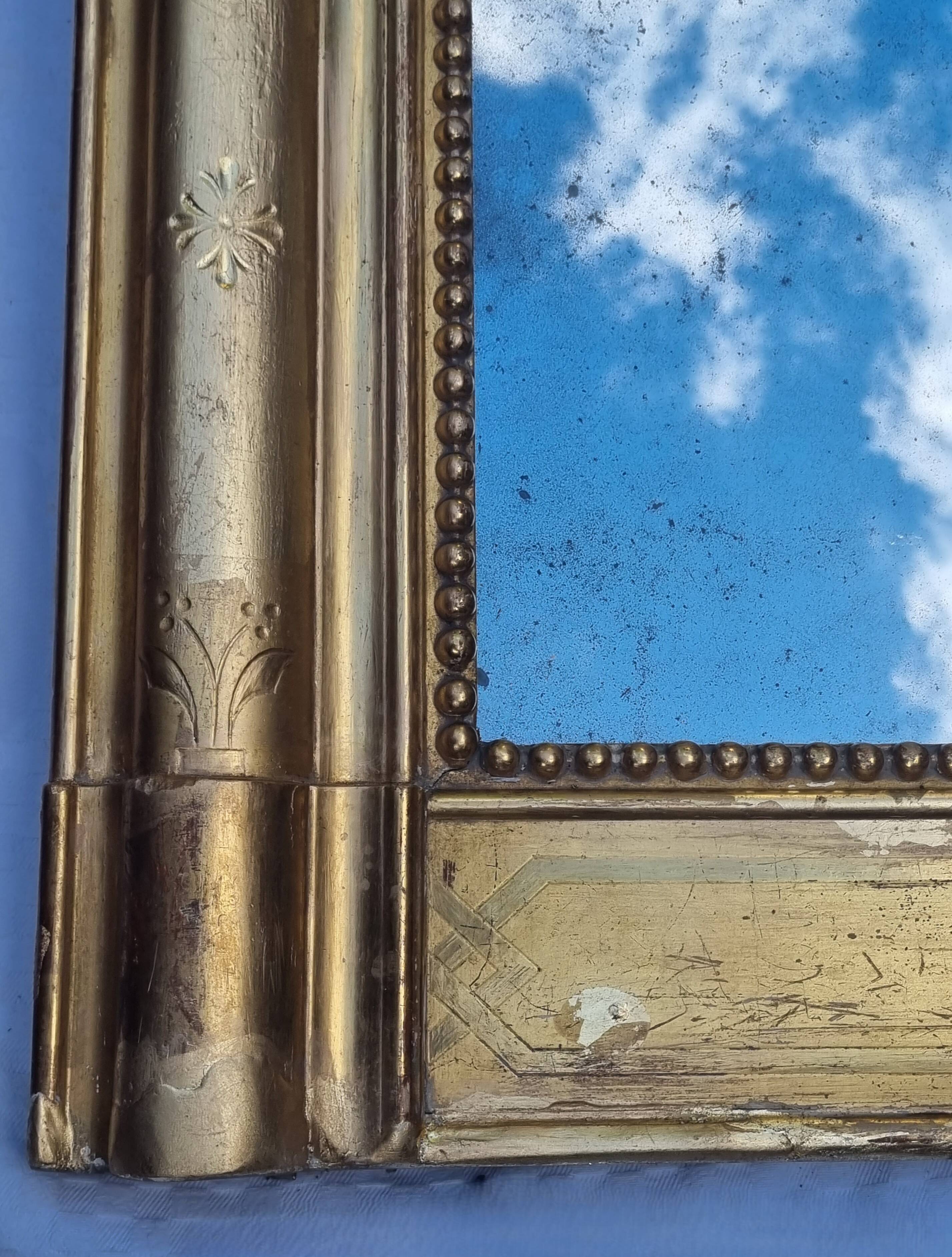 Large gilded Louis-Philippe antique mirror from the 19th century with original glass, measuring 129 x 10 cm.
