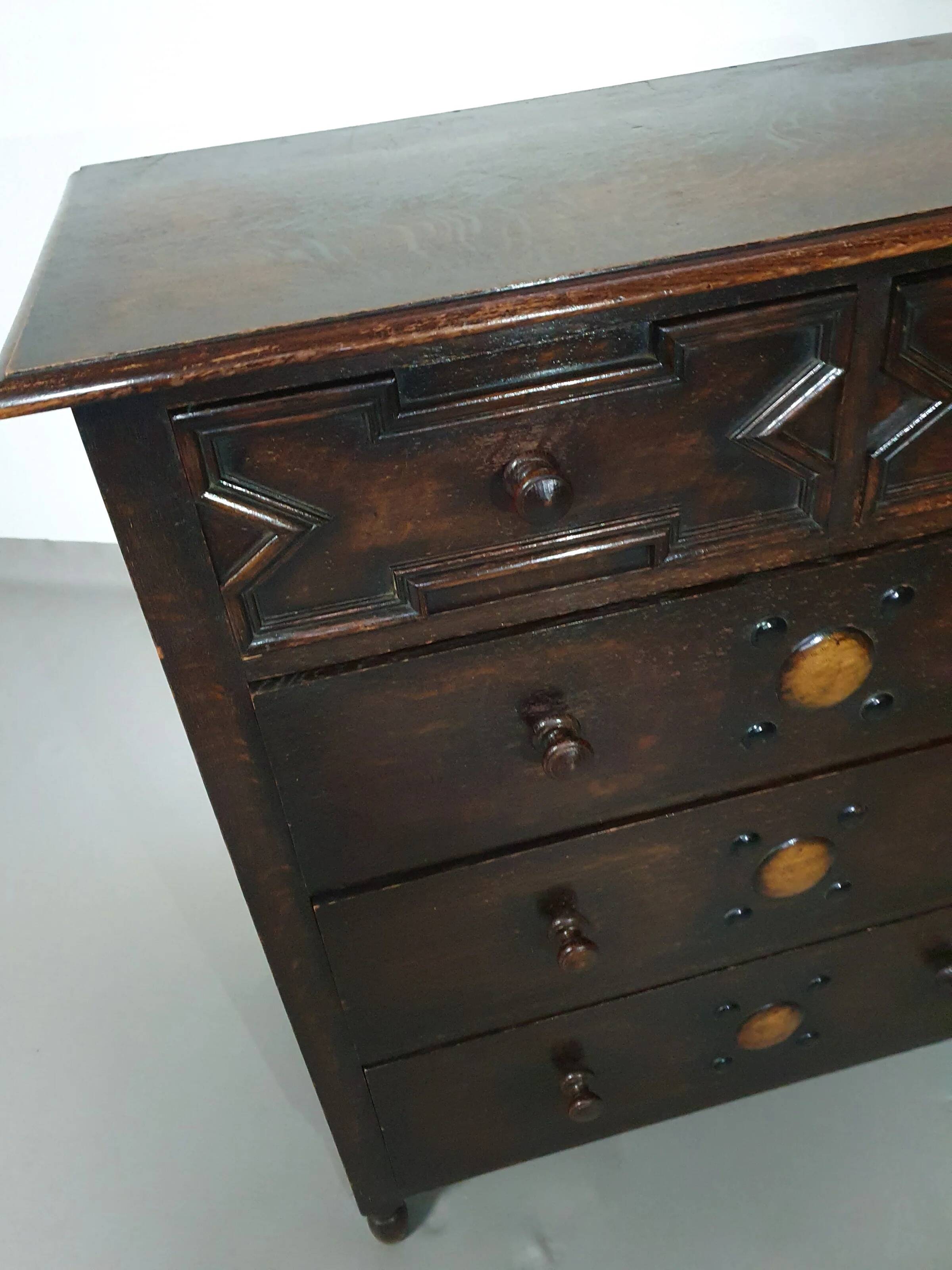 Particularly cool English chest of drawers. Dated (Charles 2 era). Made of solid oak with beautiful patina.