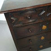 Particularly cool English chest of drawers. Dated (Charles 2 era). Made of solid oak with beautiful patina.