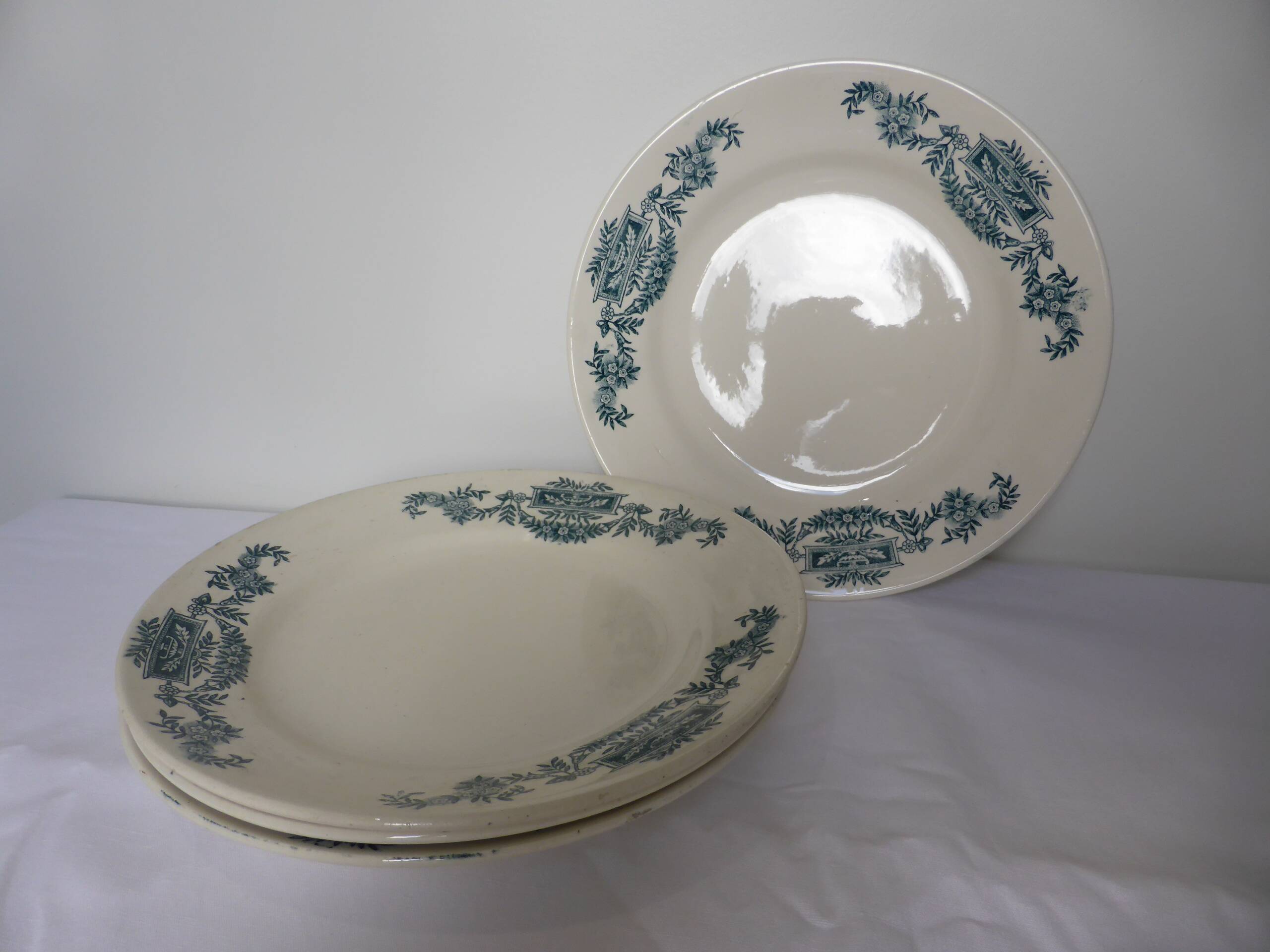 4 Longchamp ironstone dinner plates, Lutèce pattern 220602