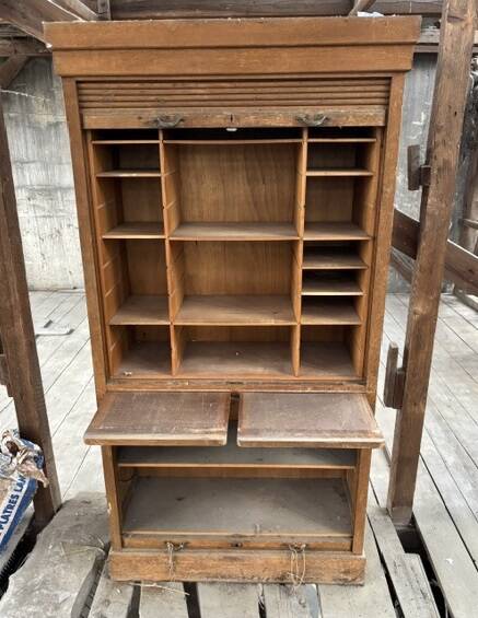 Secretary with curtains from Dietrich Niederbronn (Bas-Rhin)