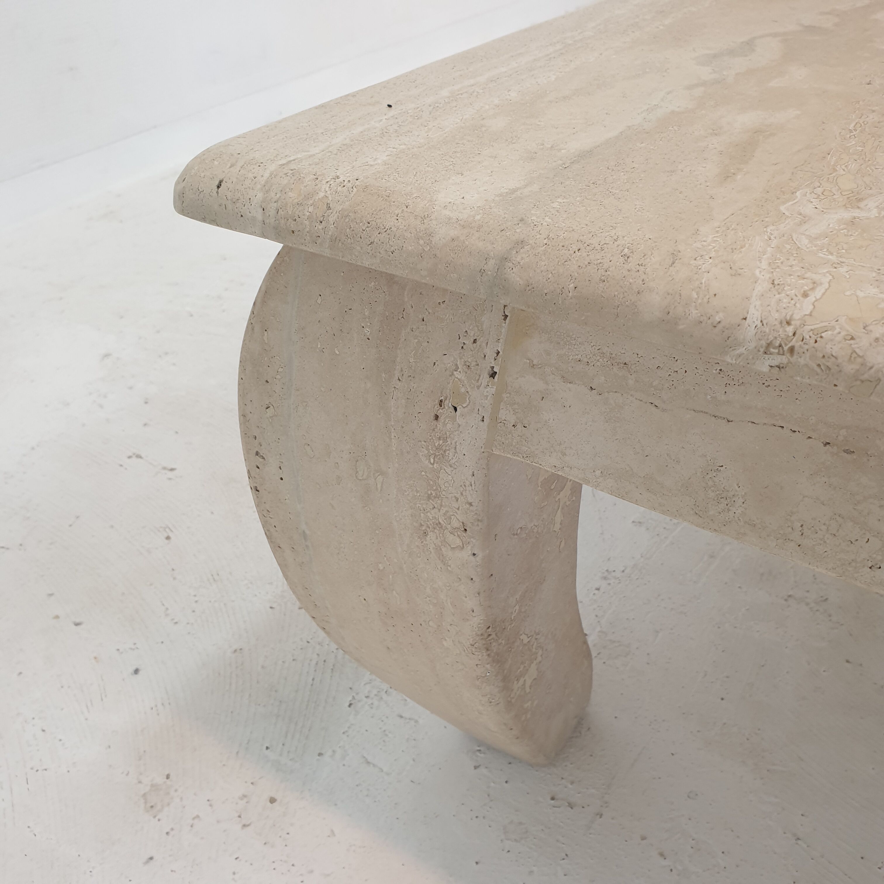 Table basse en travertin italien "Opium", années 1980.