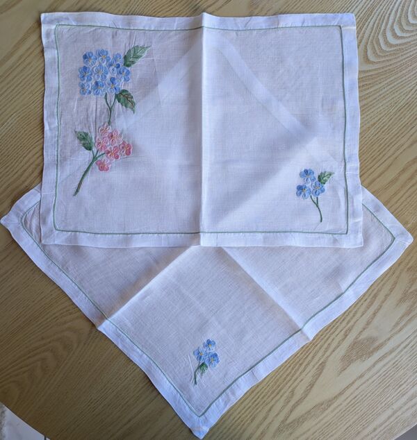 Set rectangulaire et sa serviette assortie vintage brodé main en voile de lin – Hortensias bleus