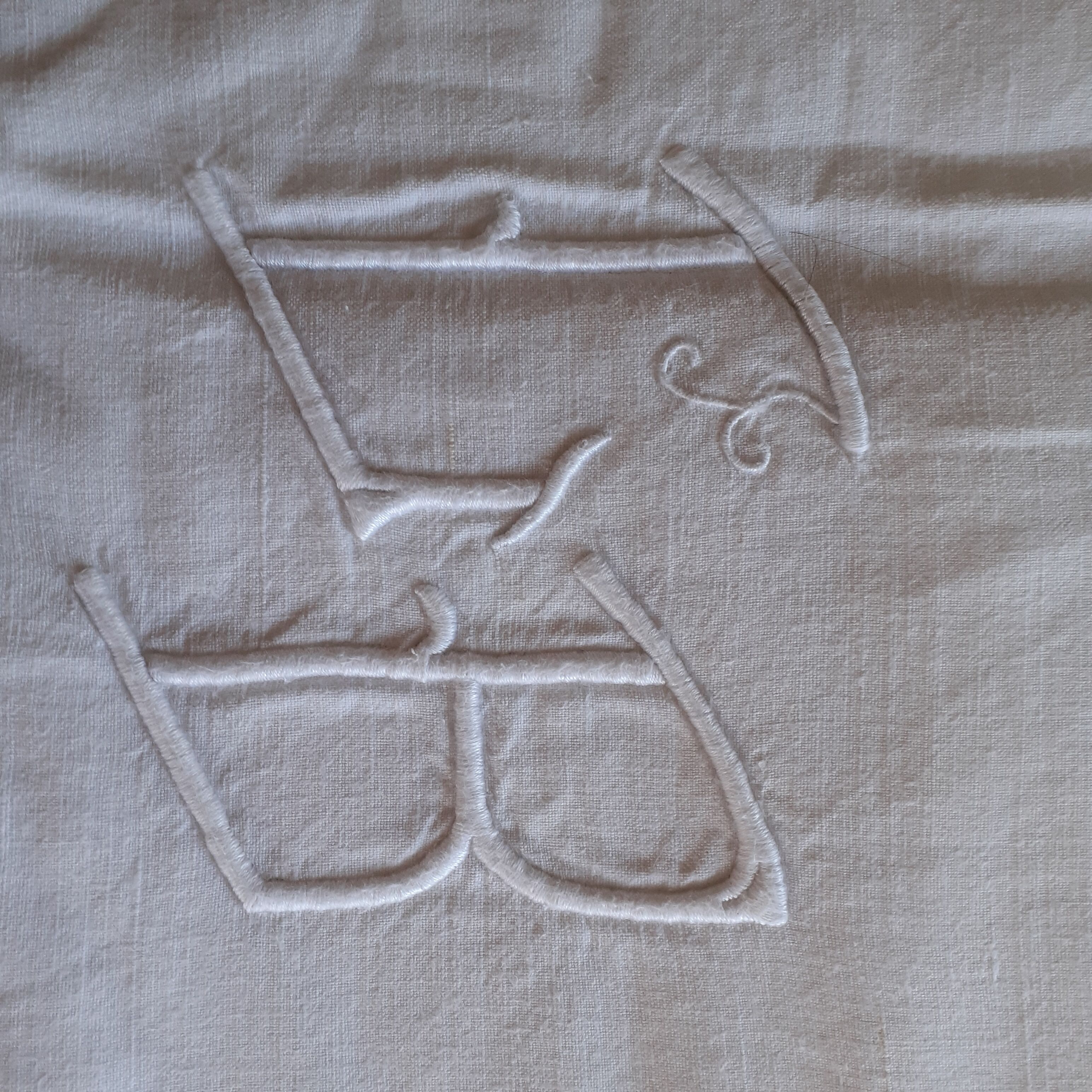 Drap ancien avec revers, jours, 5 motifs de broderies, monogramme