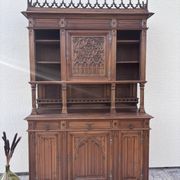 Vaisselier néogothique