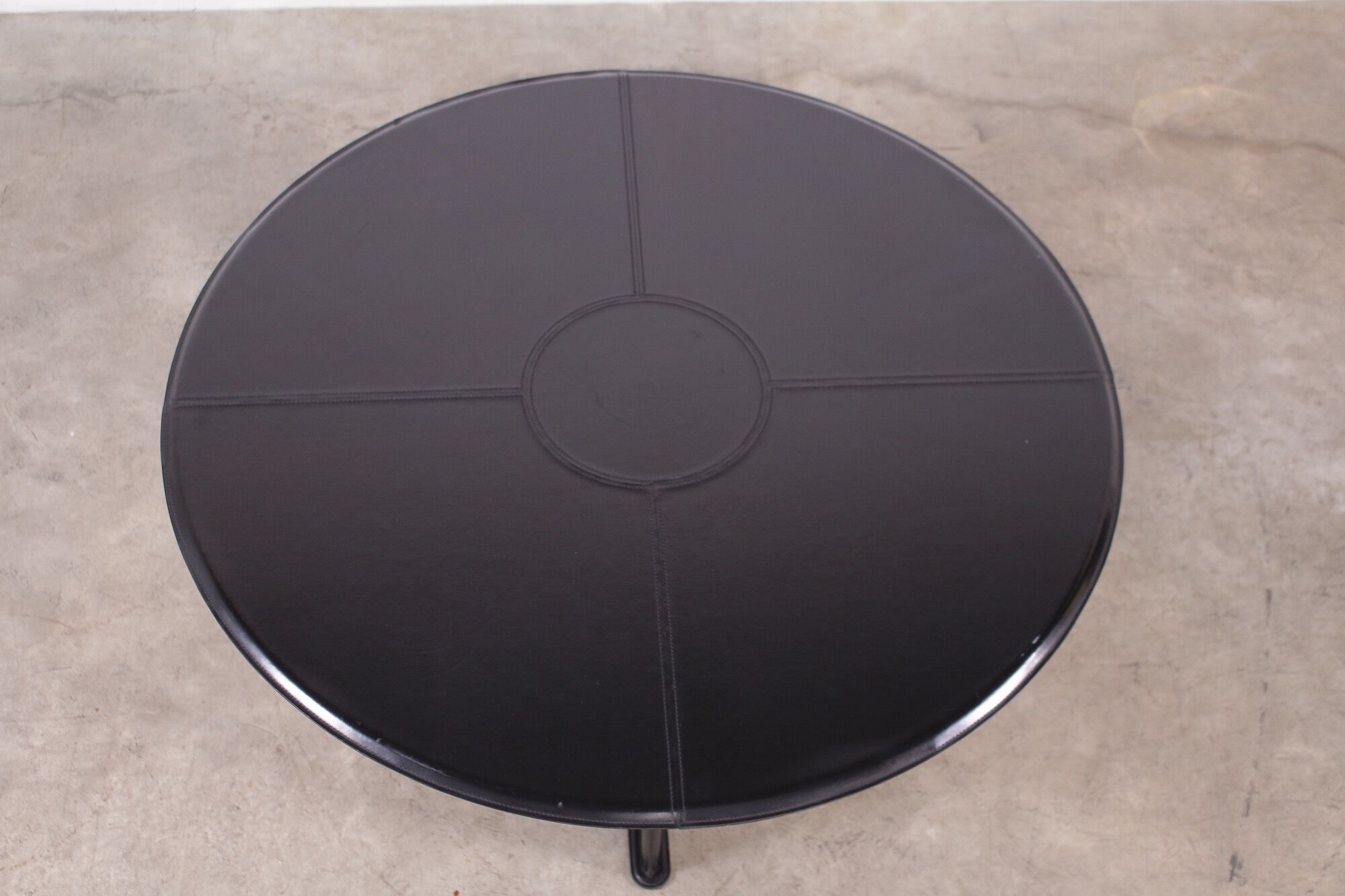 Round table leather black Tito Agnoli for Mateo Grassi