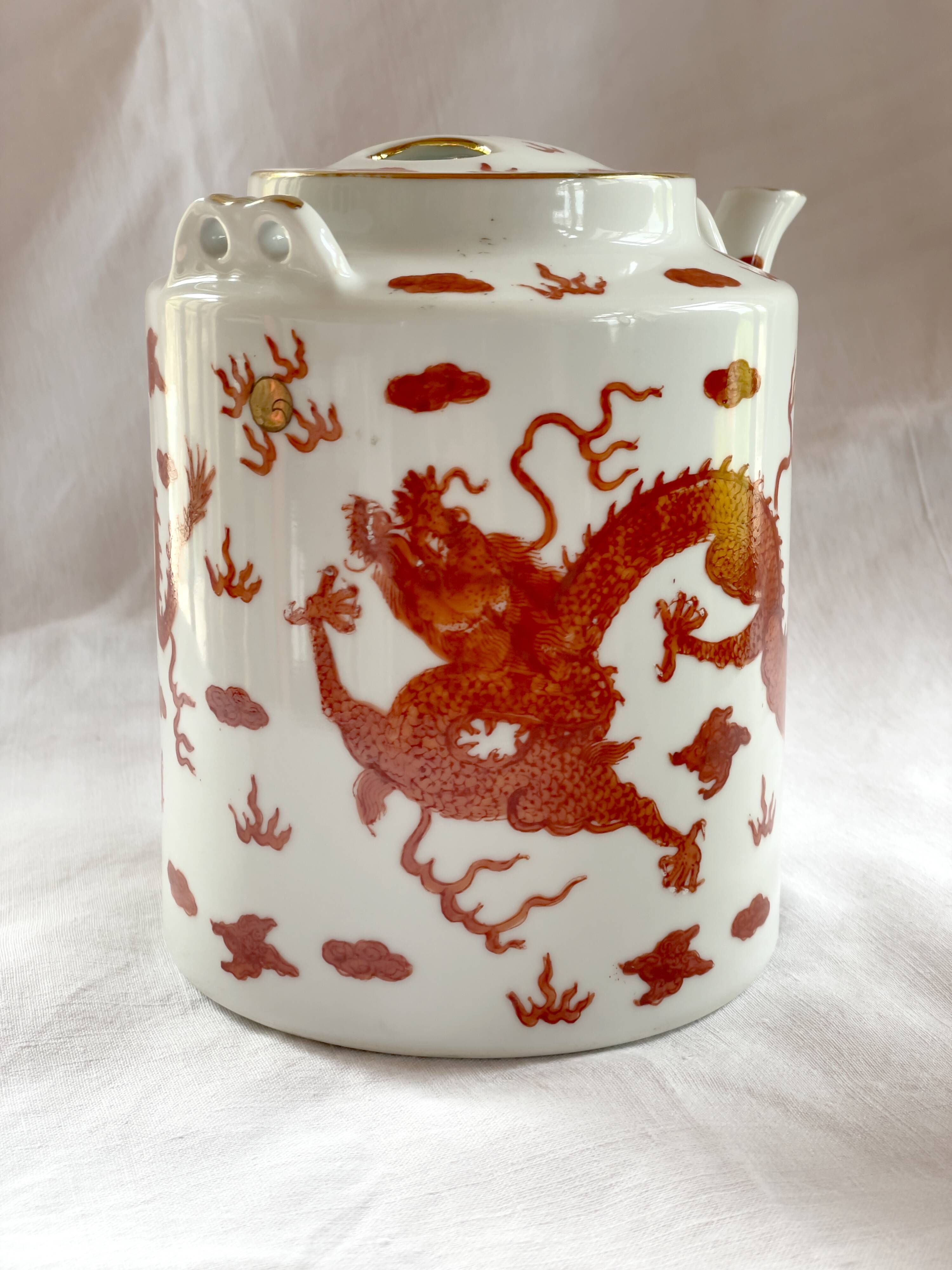 Teapot decorated with 2 dragons Republic 1912-1949 China