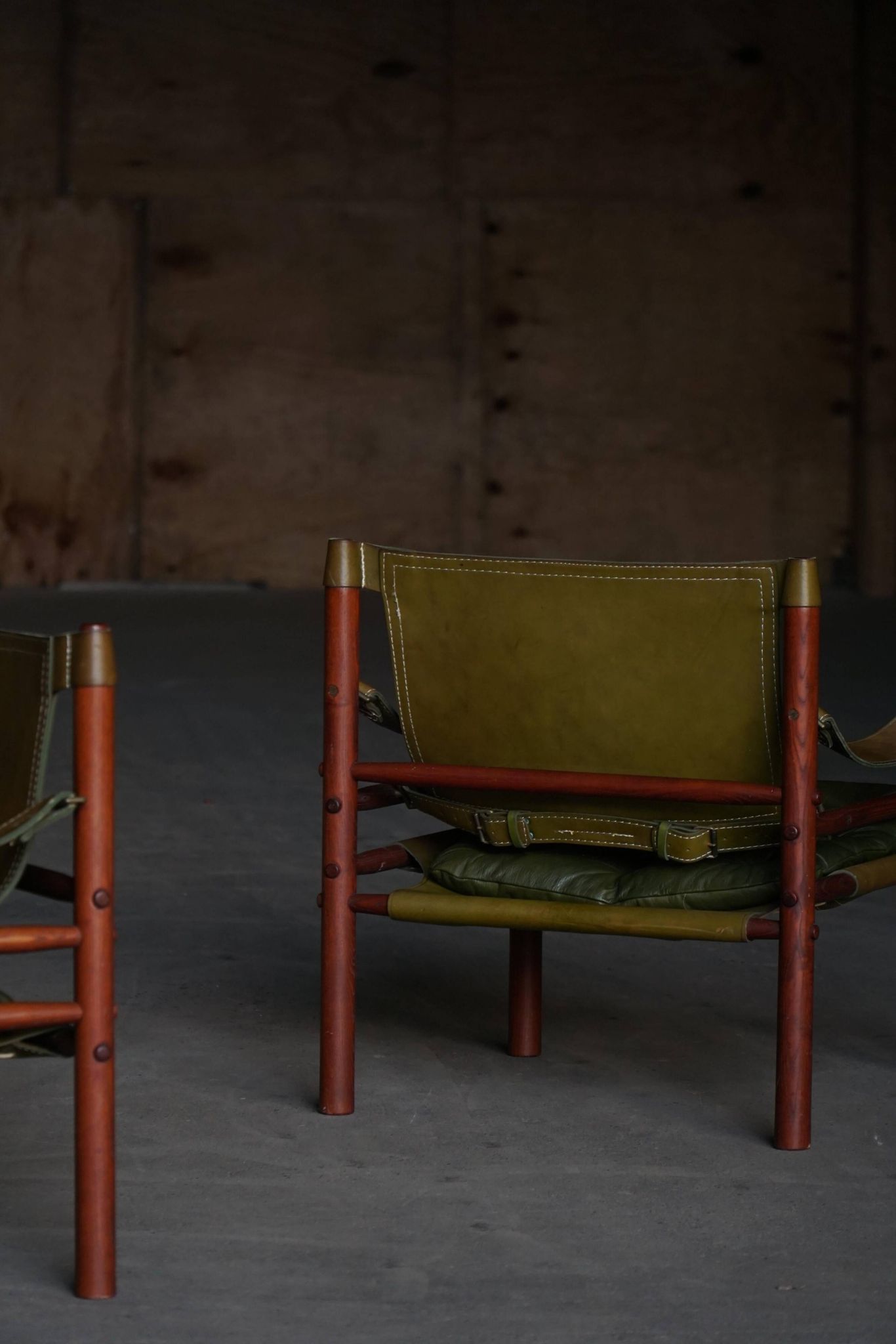 Arne Norell, Pair of "Sirocco" Safari armchairs in ash and green leather, 1960s.