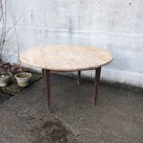 Round folding table
