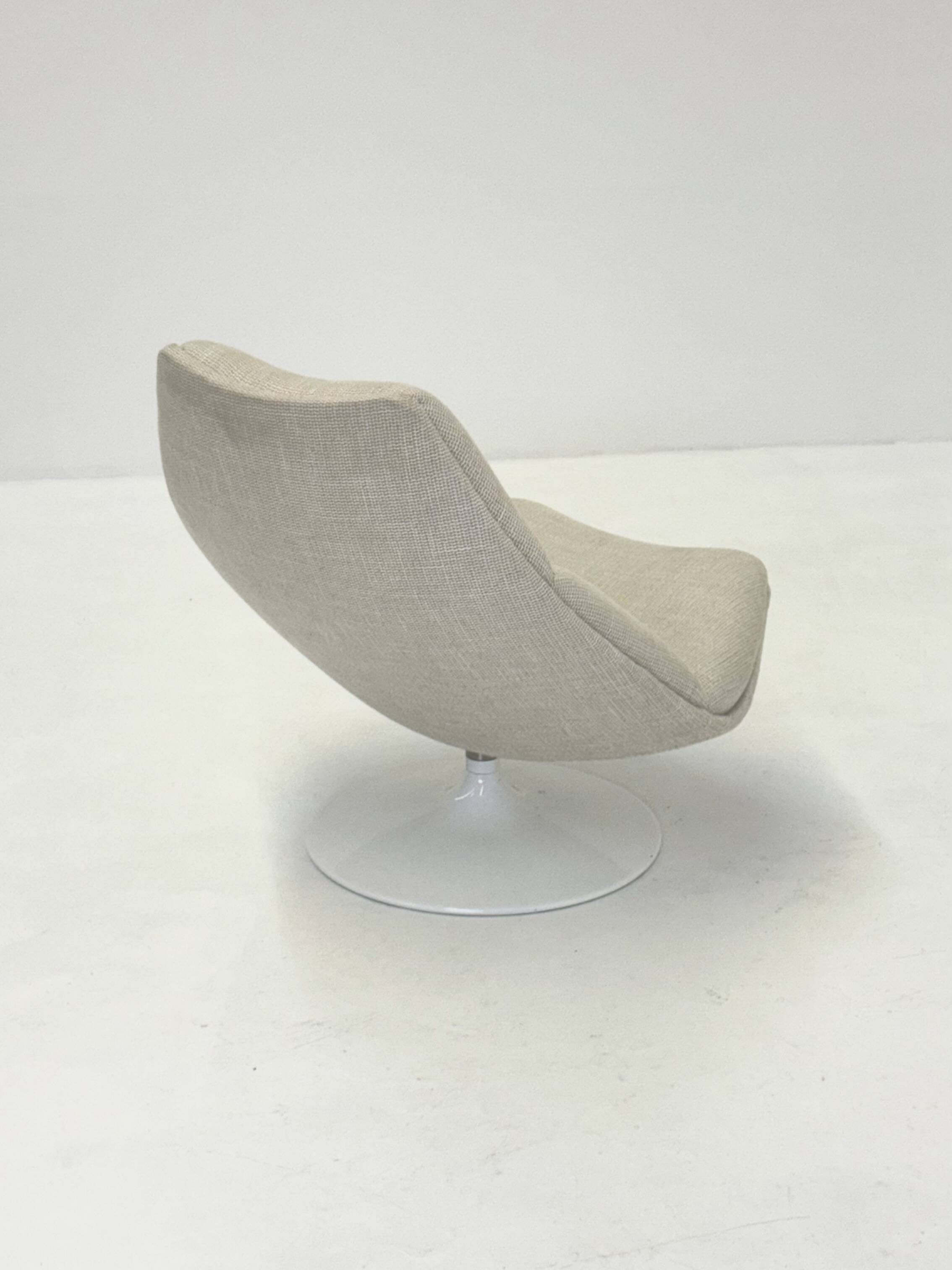 Artifort F511 armchair in cream