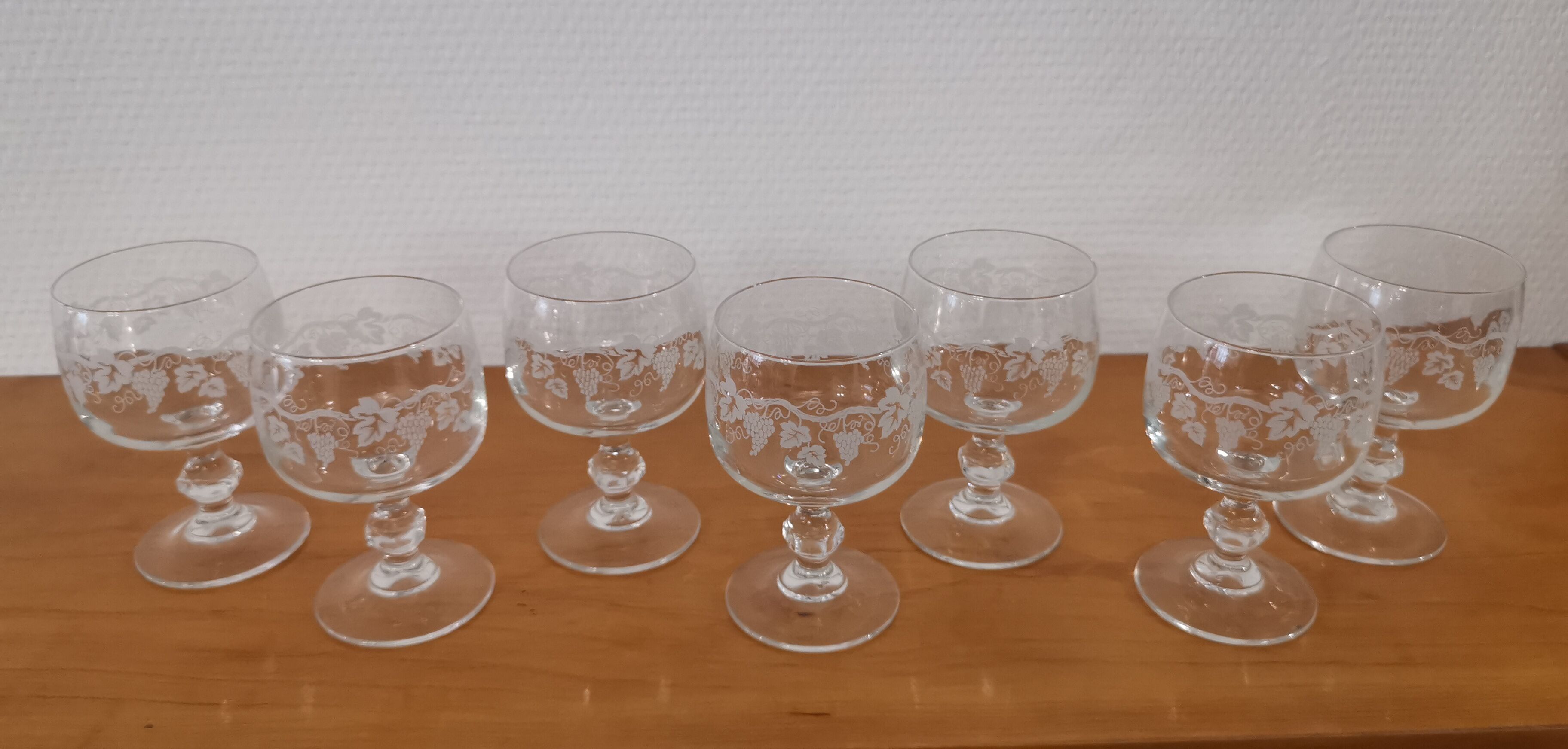 Set of 7 white wine glasses on feet, grape decoration and Luminarc vine shoot
